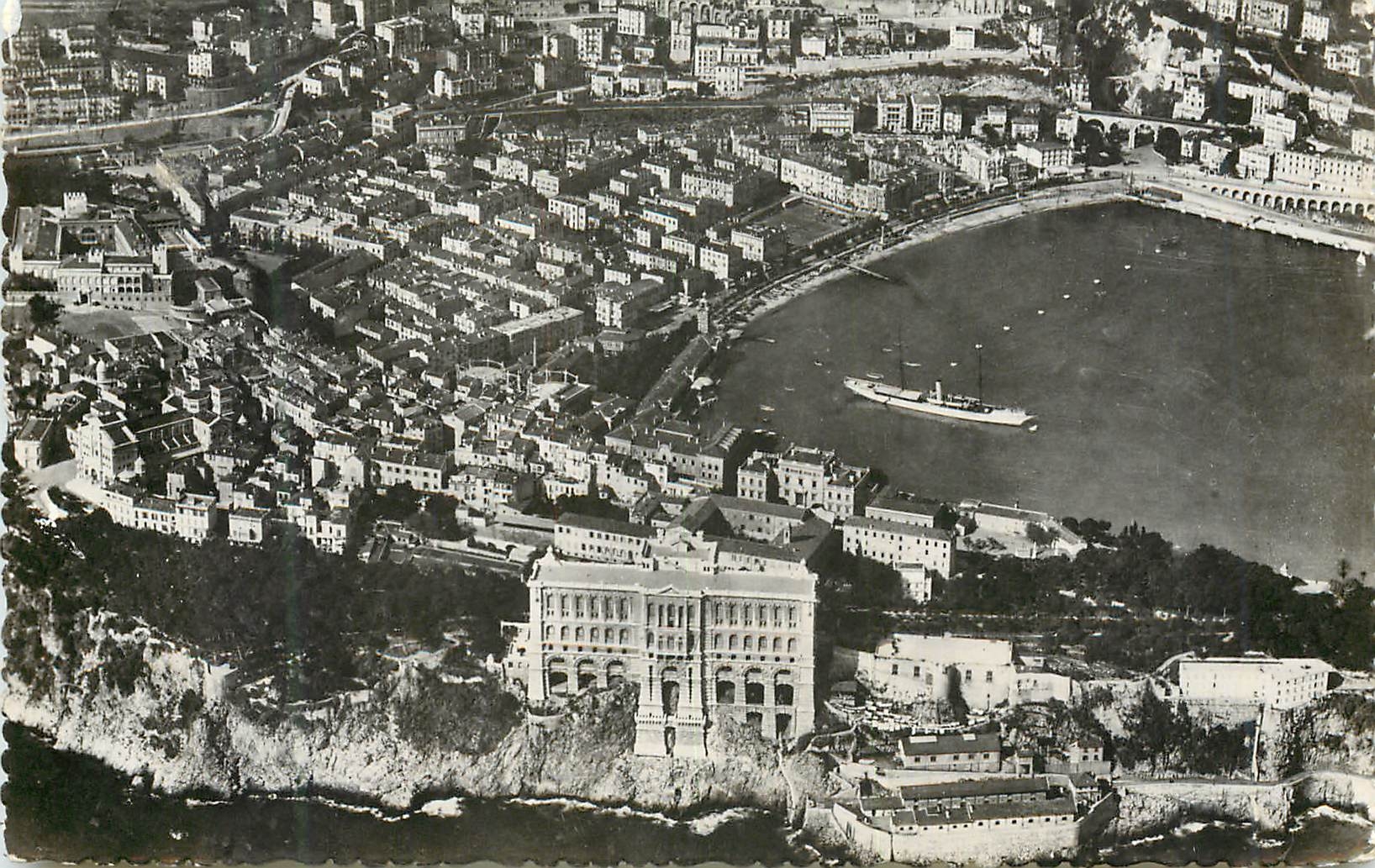 CPM Musee oceanographique de Monaco Vue aerienne Au premier plan le musee Le Yacht Hirondelle II