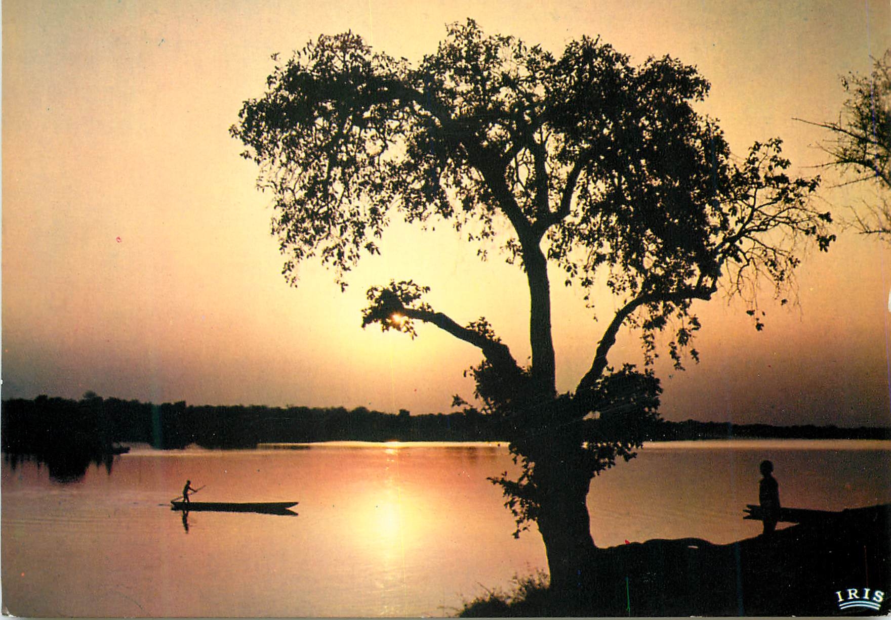 CPM L Afrique en couleurs Pirogue au soleil couchant 