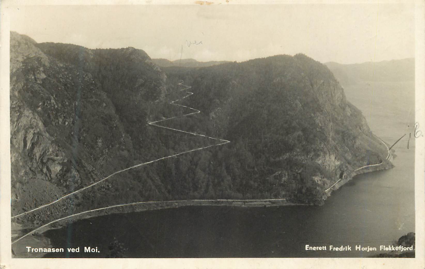 Tronaasen ved Moi — vue aérienne de la route en lacets — Enerett Fredrik Horjen Flekkefjord