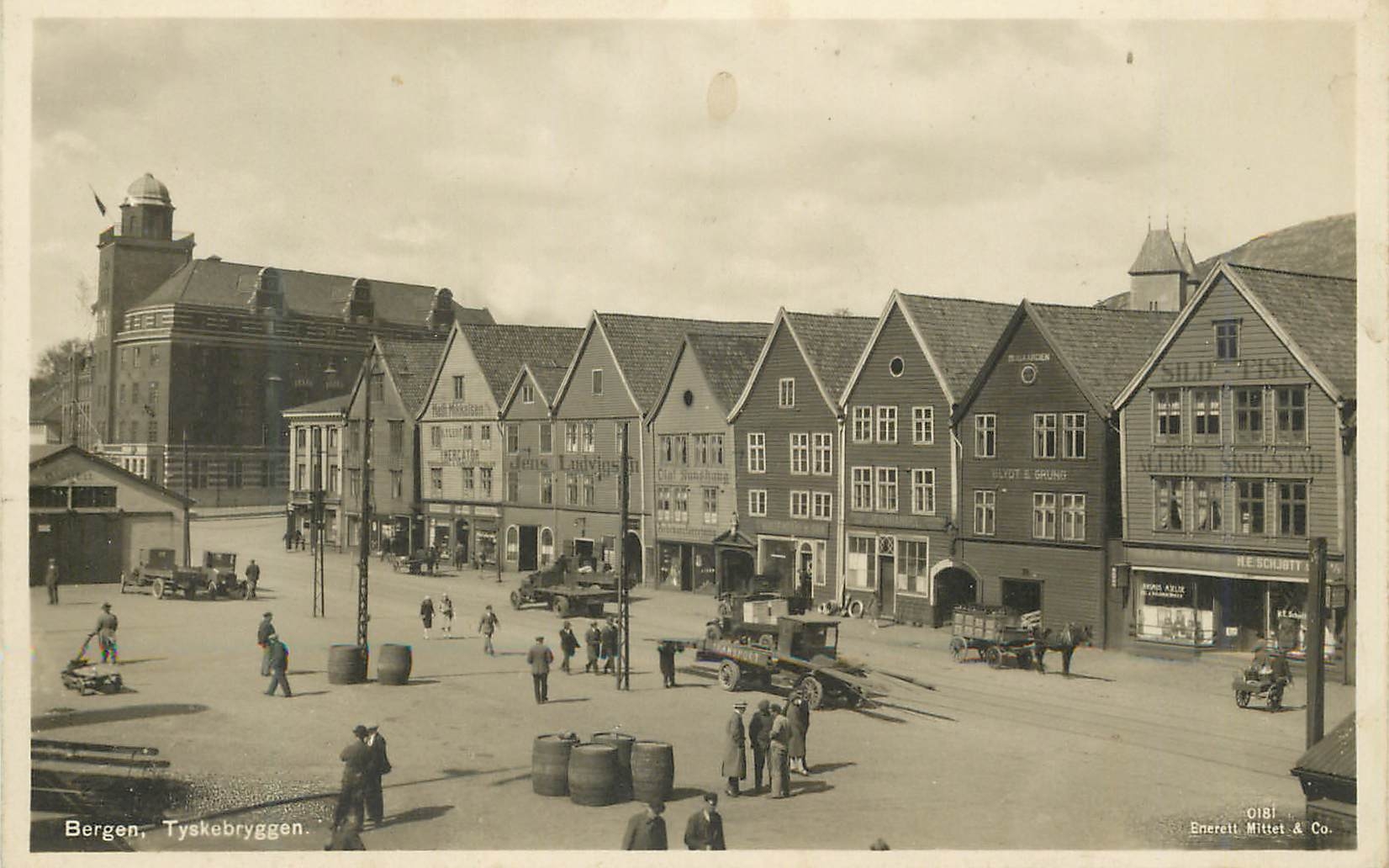 Bergen, Tyskebryggen — vue du marché avec bâtiments en bois et véhicules — Enerett Mittet & Co. n° 0181