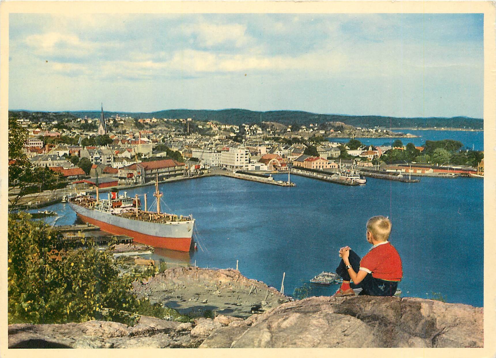 CPA Norway Kristiansand overlooking the city and harbour Enfant Bateau