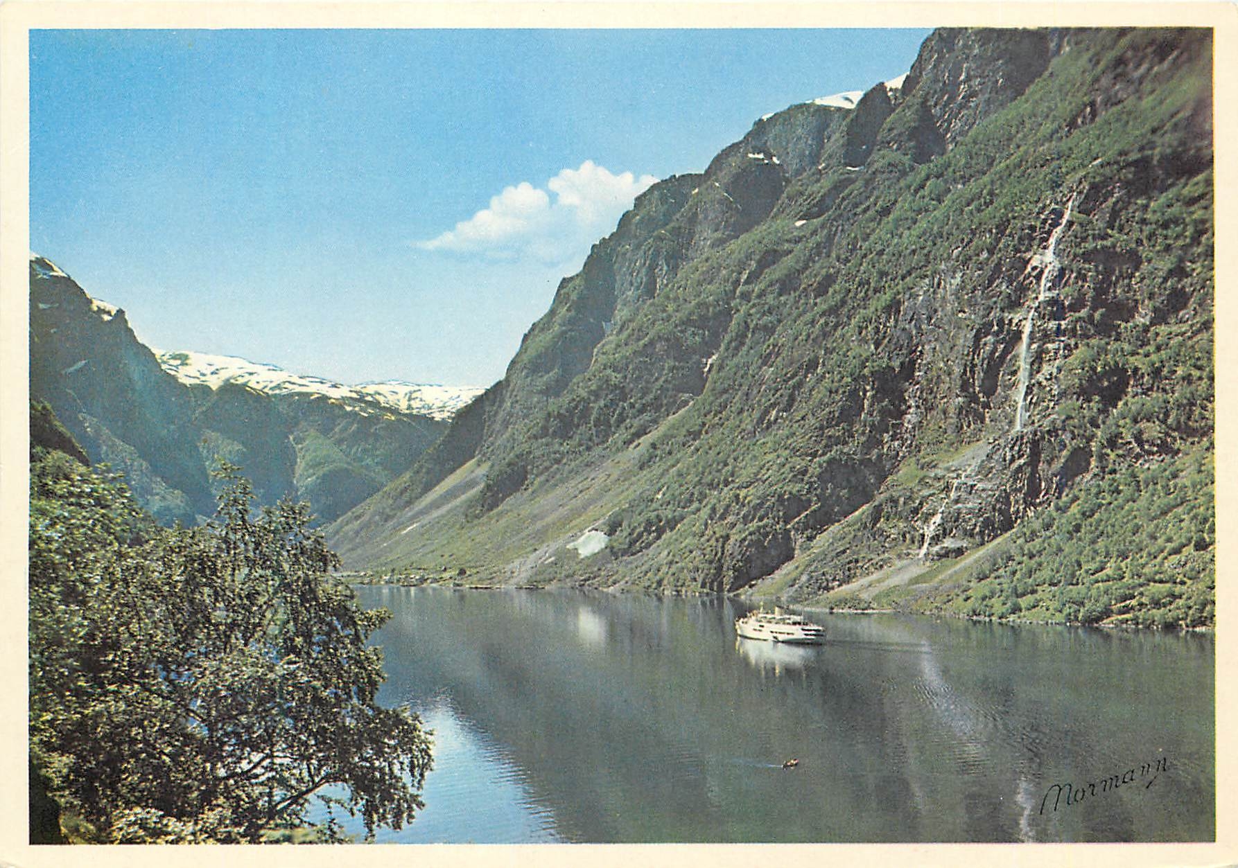 CPA Norway Sogn The Naeroy Fjord facing Gudvangen 