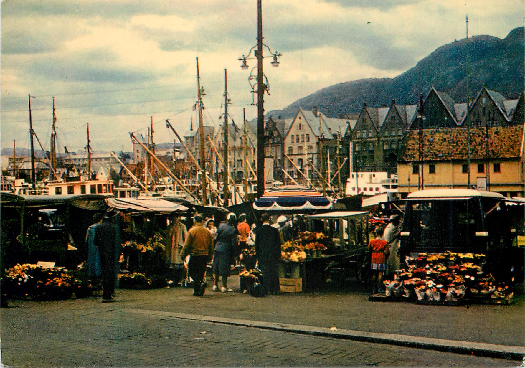 CPM Norvege Bergen Le marche du vious port et les maisons de la ligue hanseatique Bateaux