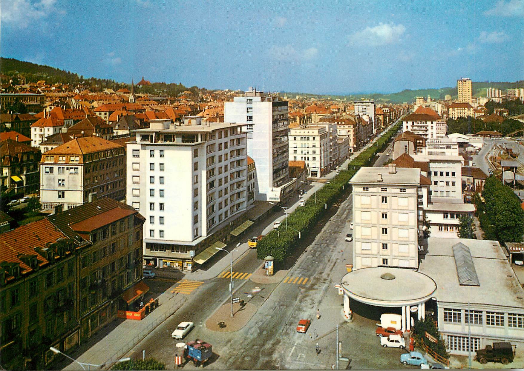 CPM La Chaux de Fonds Avanue Leopold Robert Metropole de l'horlogerie Esso Exxon