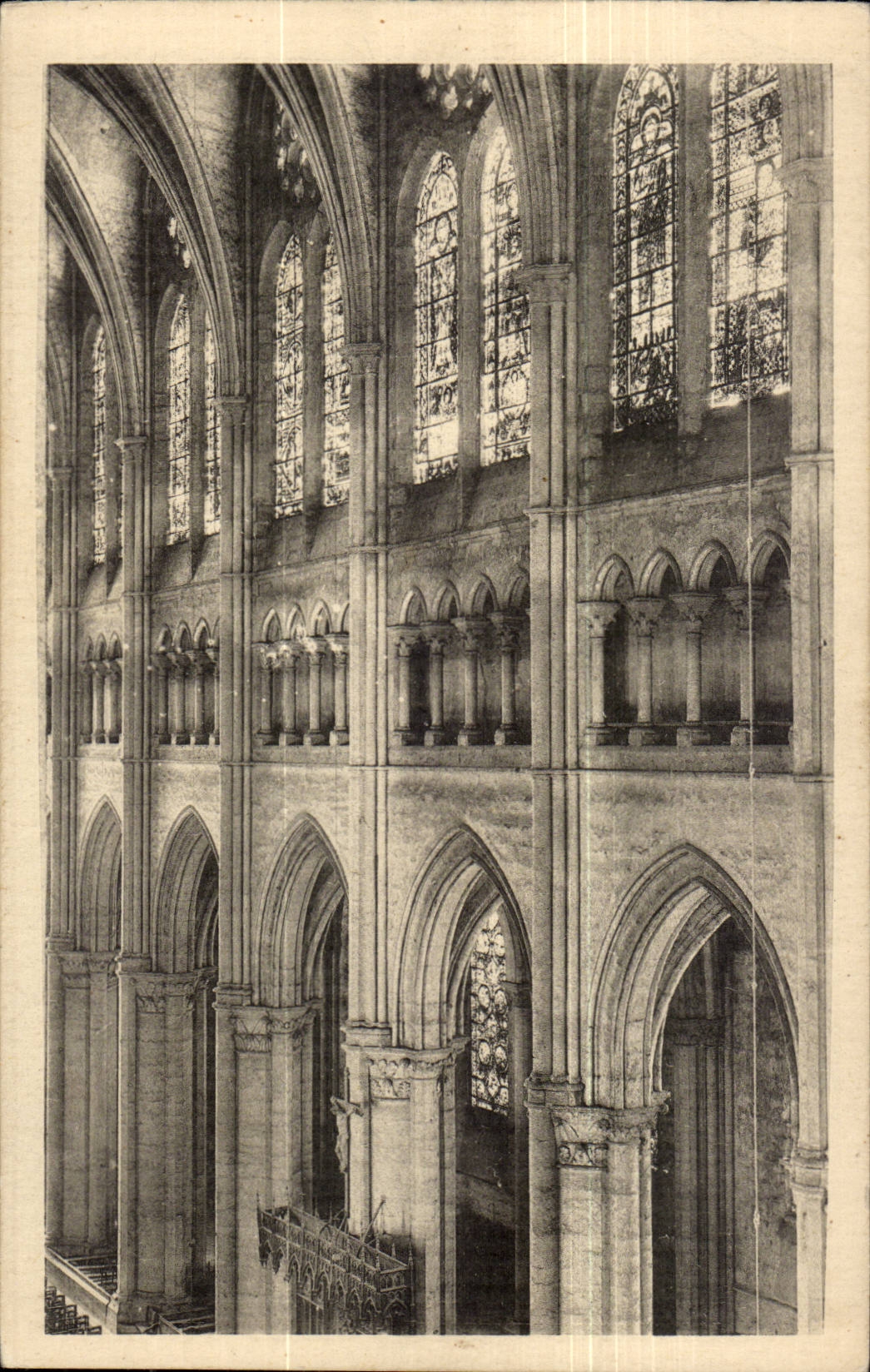 Chartres CPA Cathedrale Nef cote Nord