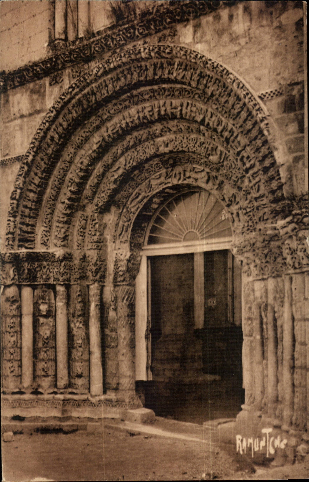 Saintes CPA Portail de la chapelle de l'abbaye des DAmes