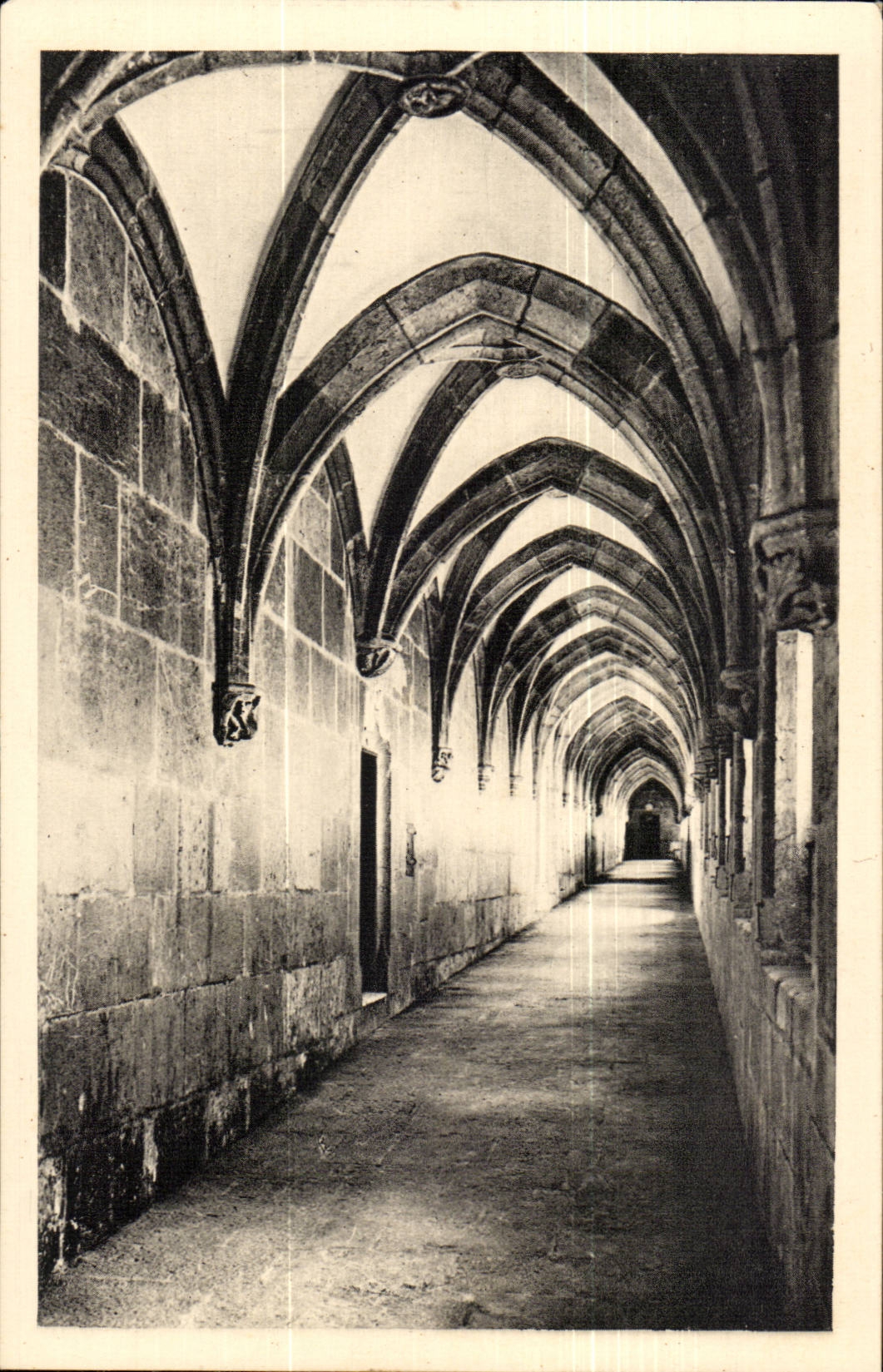 Monastère de la Grande Chartreuse — Galerie du Grand Cloître (Partie Nord) — Commercial Monuments Historiques, Paris