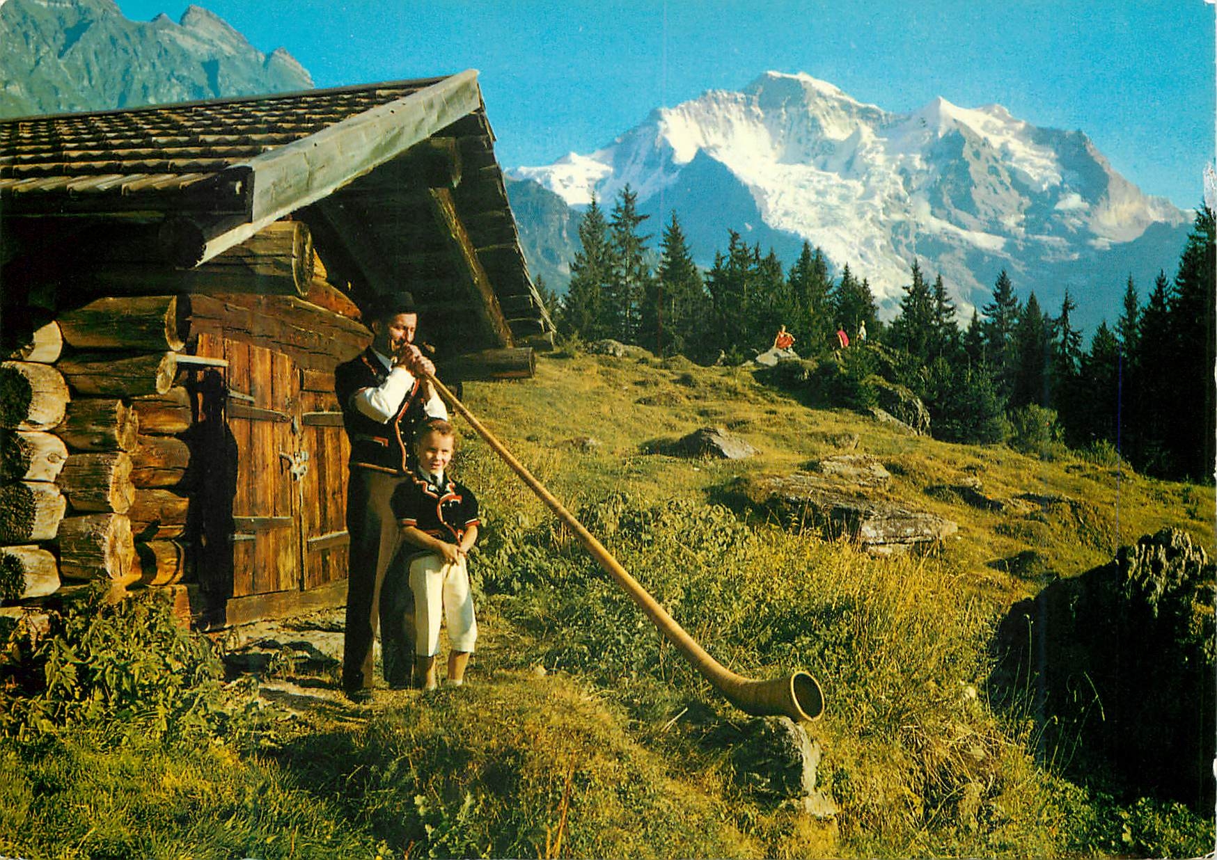 CPM Wengen Joueur du cor des alpes et son fils Au fond Jungfrau 