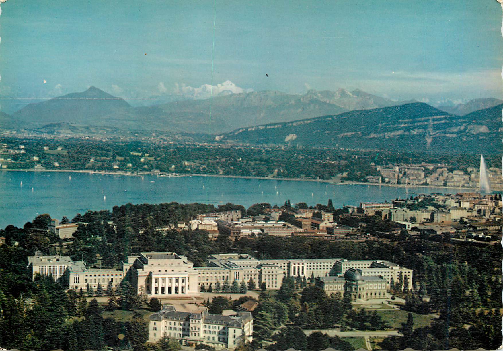 CPM Vue aerienne du Palais des Nations Unies et la Chaine du Mont Blanc 