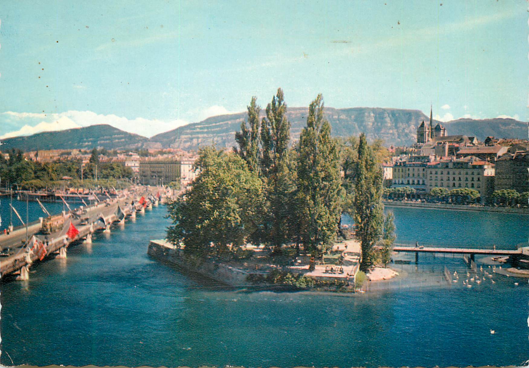 CPM Geneve L ile JJ Rousseau le pont du Mont Blanc et la Cathedrale de Saint Pierre 