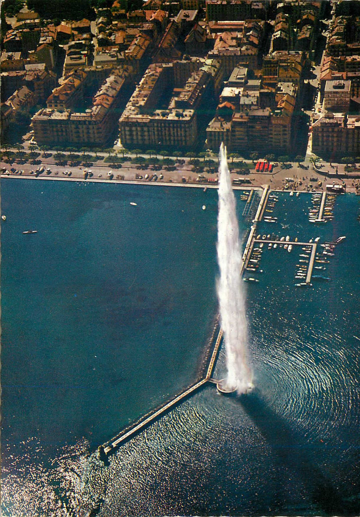 CPM Geneve Le jet d eau et le quai Gustave Ador 
