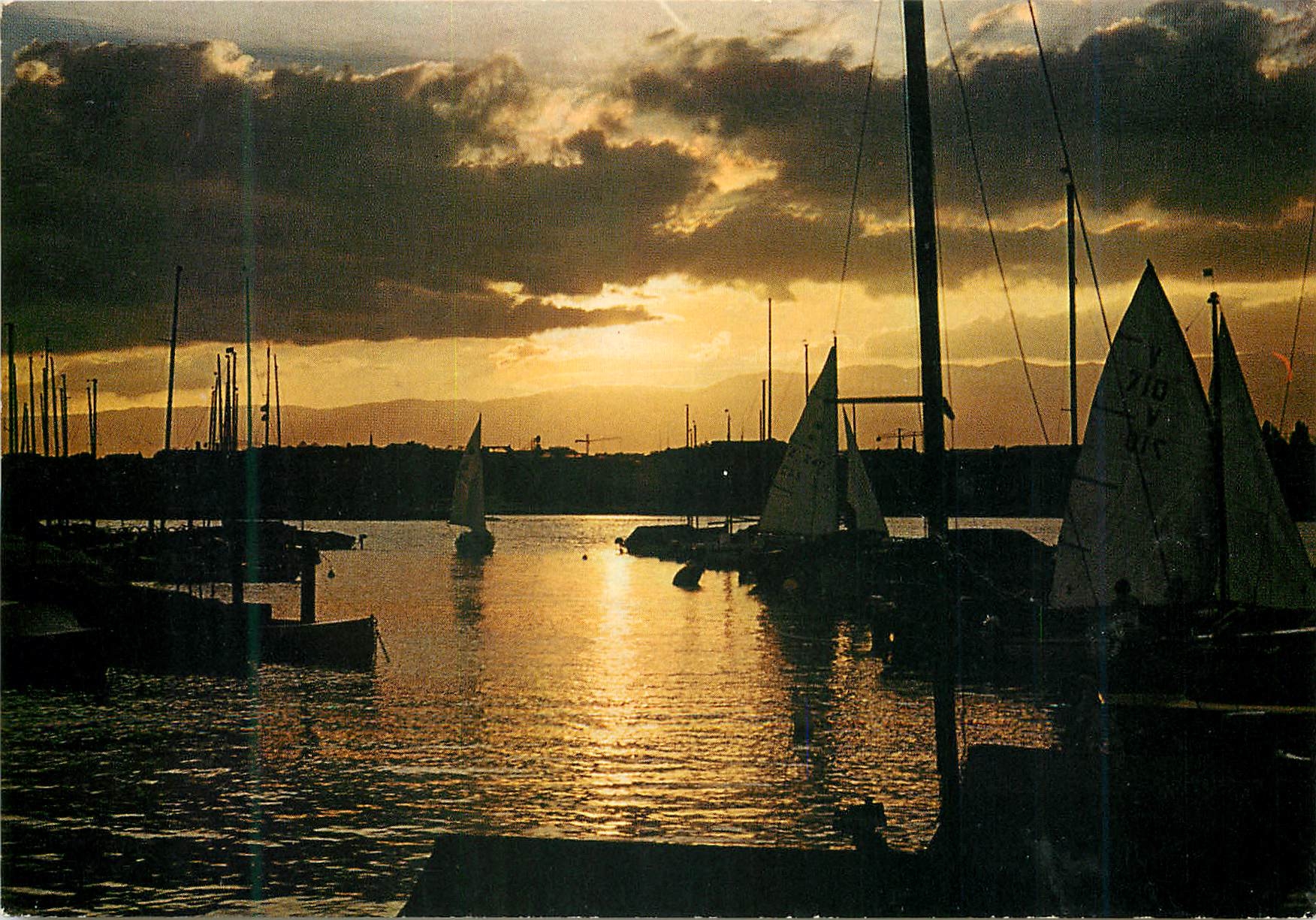 CPM Geneve Coucher de soleil sur la rade Bateaux