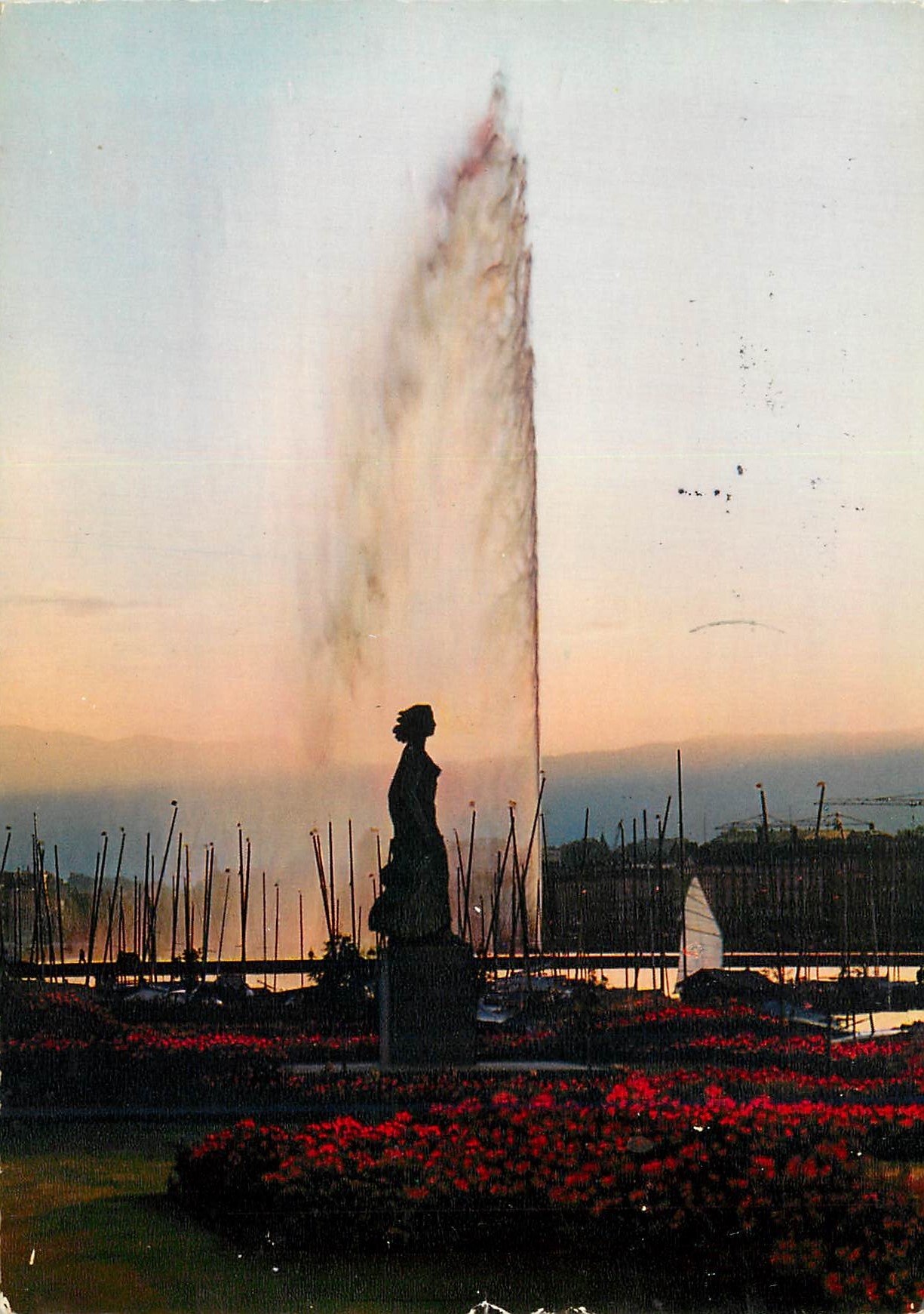 CPM Geneve La statue de la Brise et le jet d eau au crepuscule 