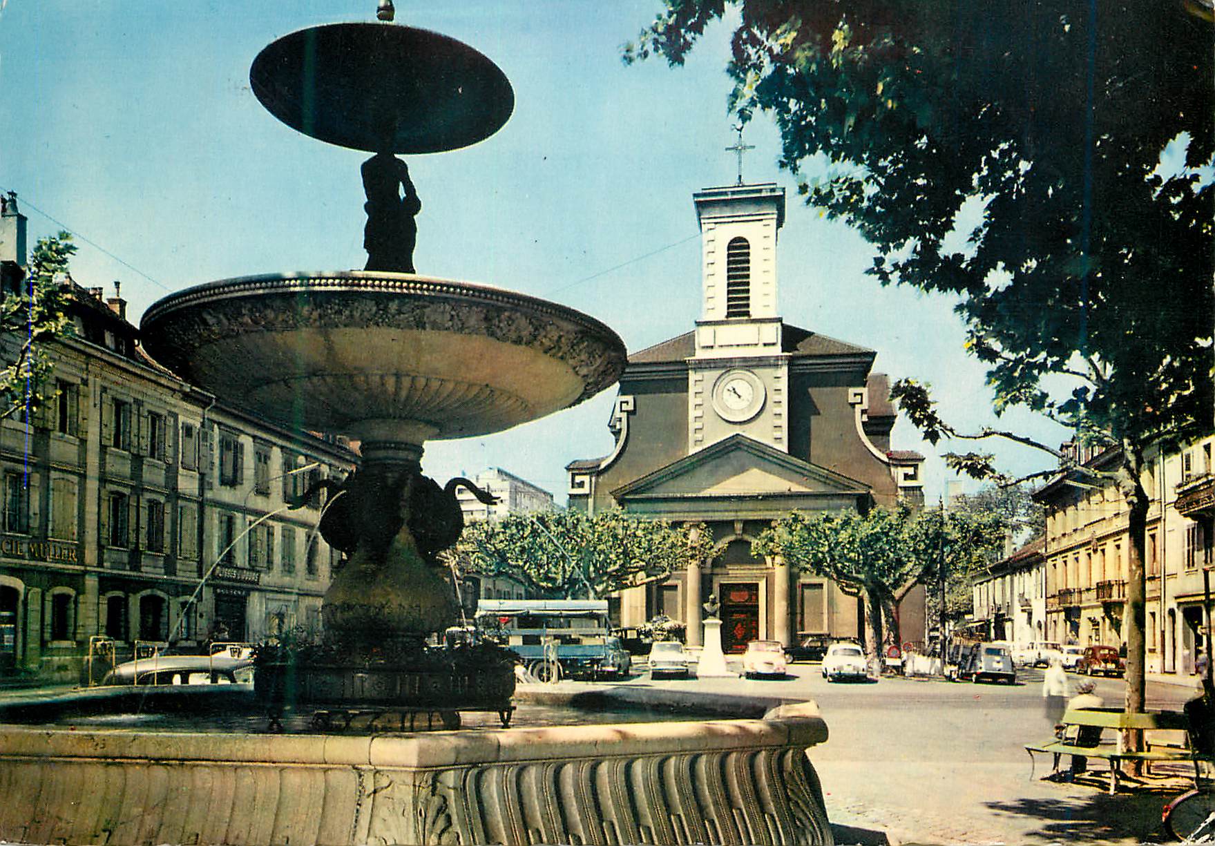 CPM Carouge Geneve  L eglise catholique et la place du Marche 