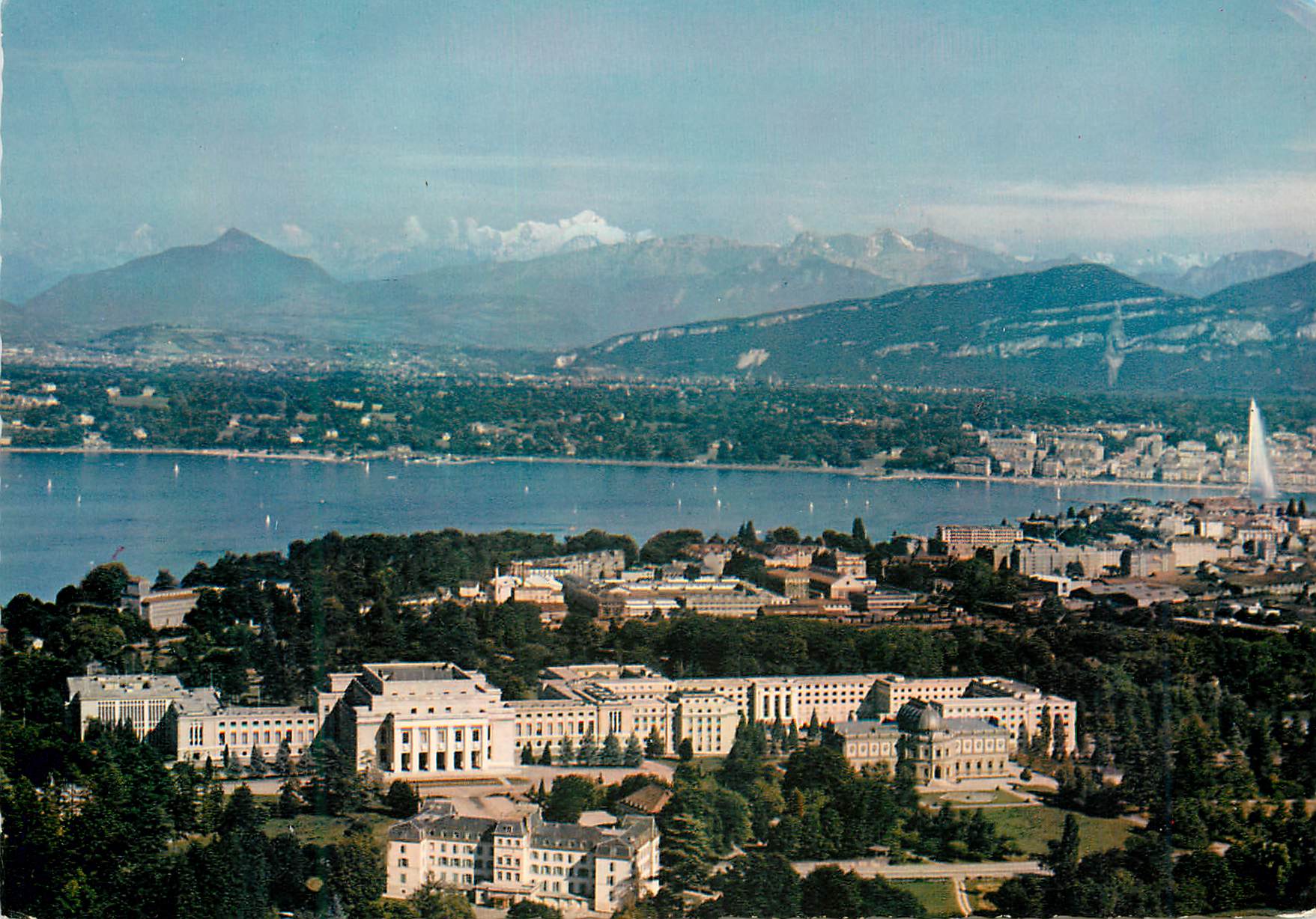 CPM Geneve Vue aerienne du Palais des Nations Unies et la Chaine du Mont Blanc 
