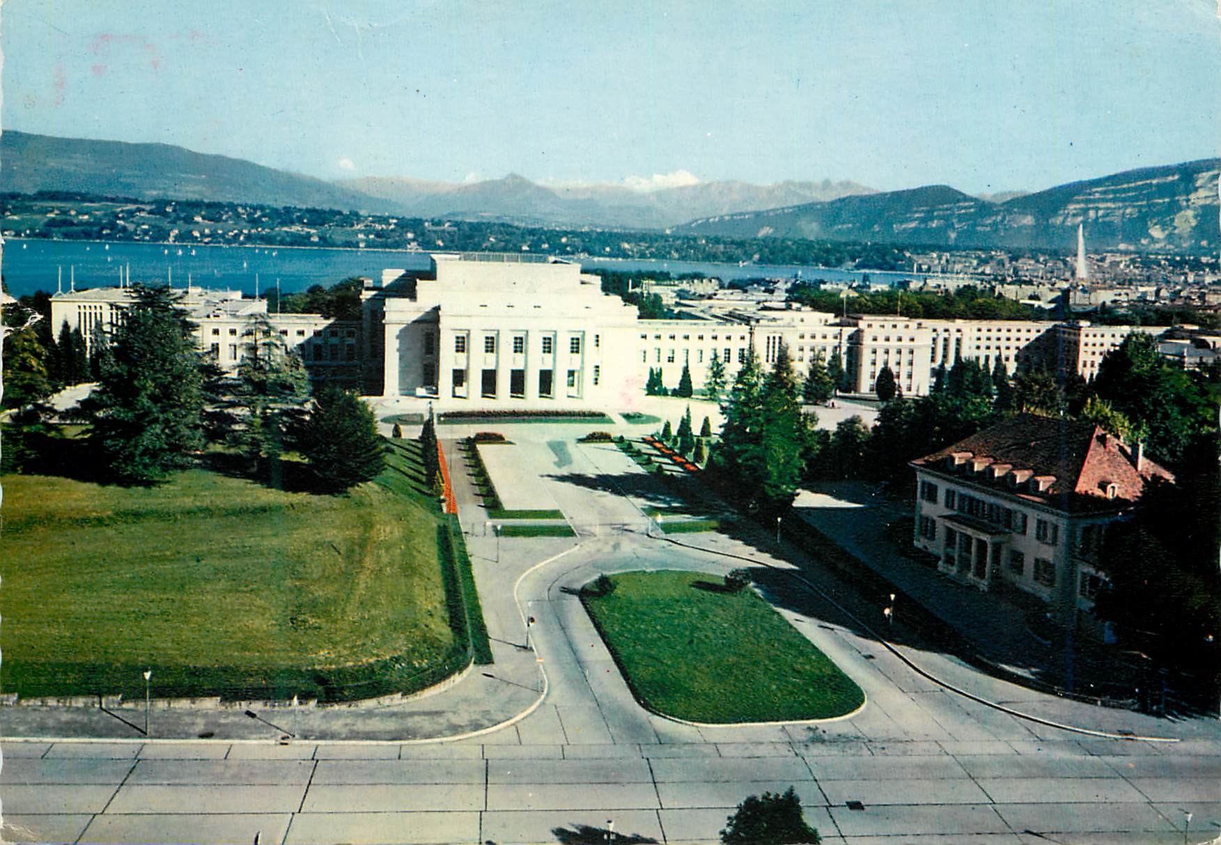 CPM Geneve Palais des Nations Batiment des Assemblees Secretariat et Bibliotheque vue sur la ville et le Mont Blanc 