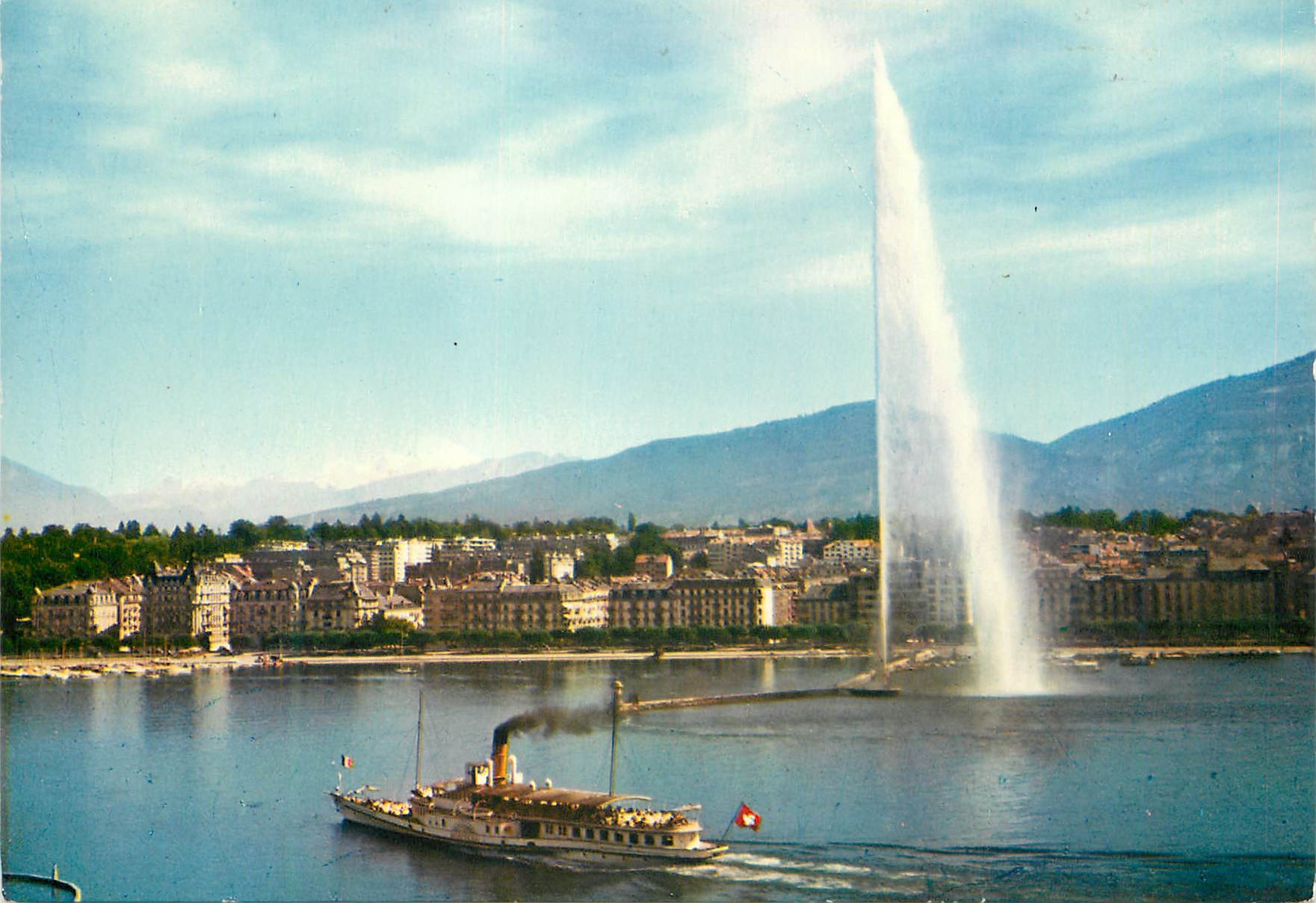 CPM Geneve Le jet d eau et le Mont Blanc Bateau