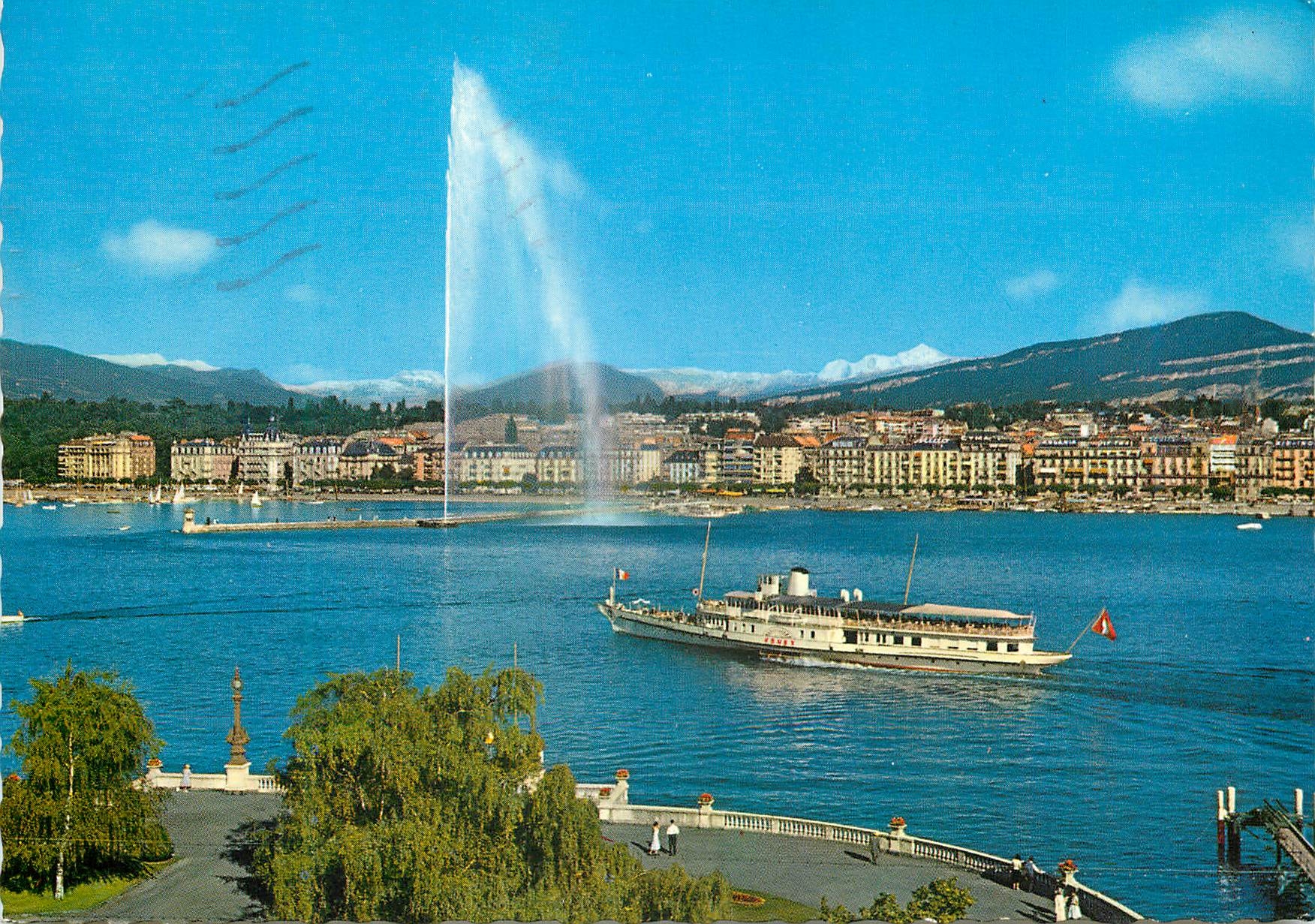 CPM Geneve Le jet d eau et le Mont Blanc Bateau