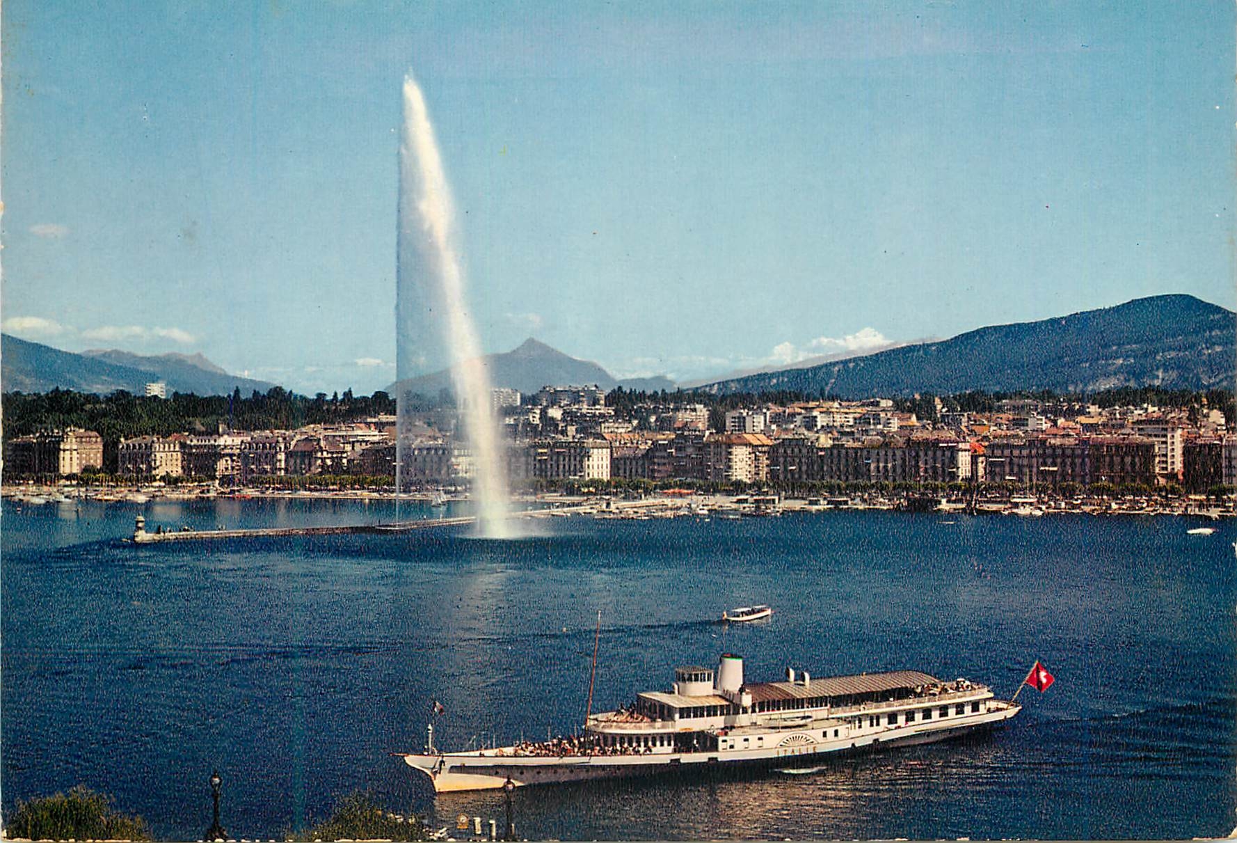 CPM Geneve Le jet d eau et le Mont Blanc Depuis l Hotel Beau rivage Bateau
