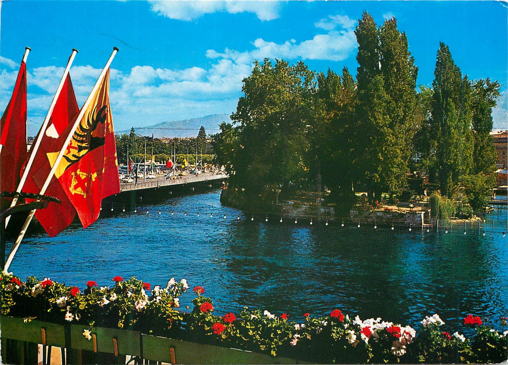 CPM Geneve L ile Rousseau et le Pont du Mont Blanc 