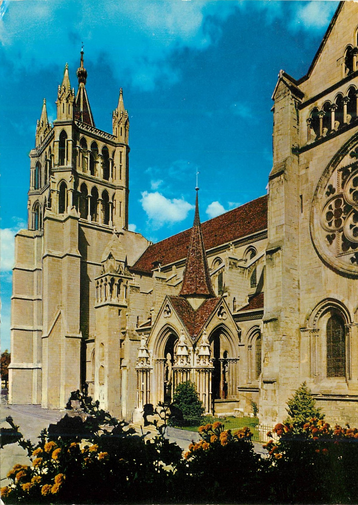 CPM Lausanne la Cathedrale avec le grande rosace et le porche des Apotres 