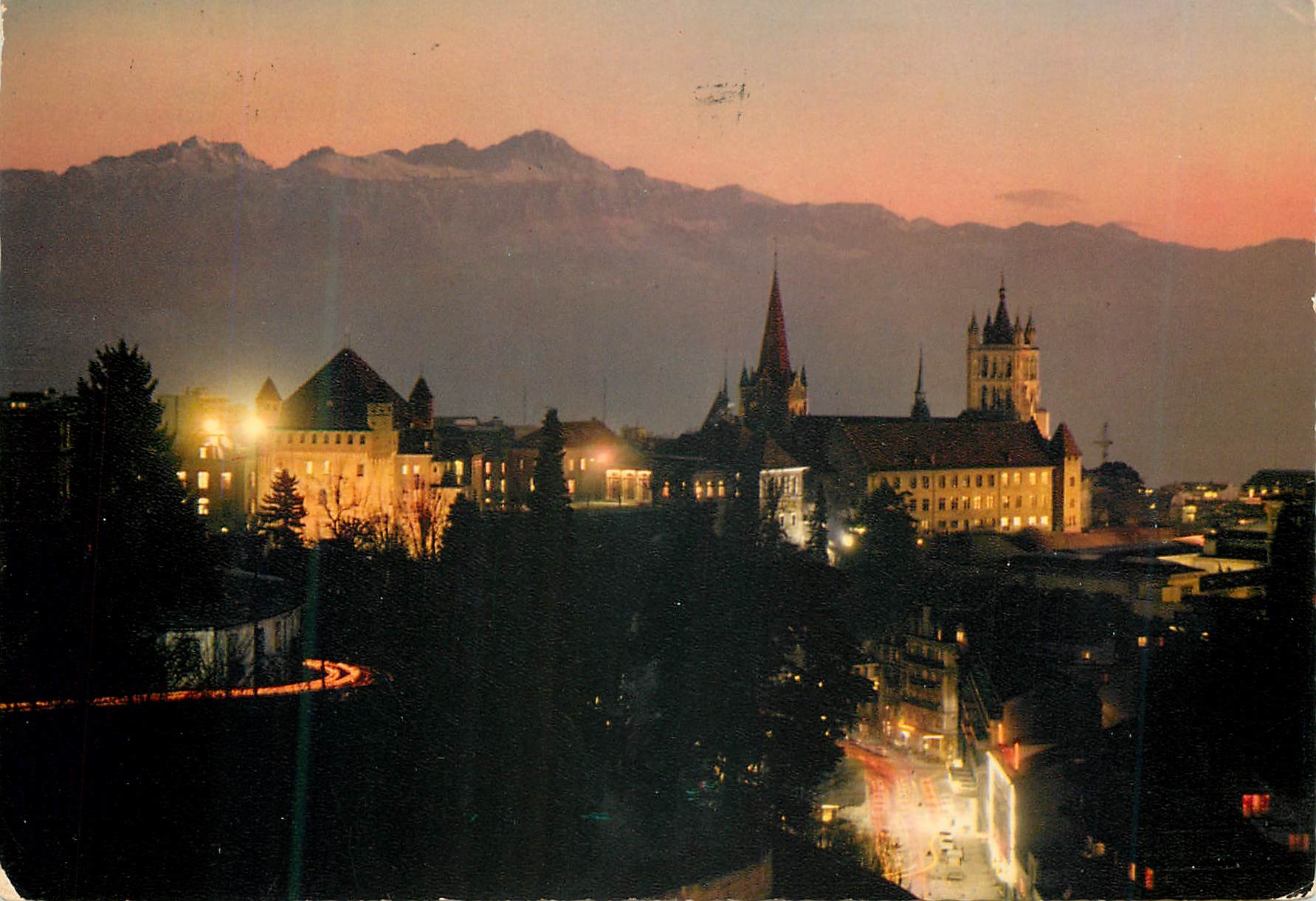 CPM Lausanne La cathedrale et le chateau de nuit 