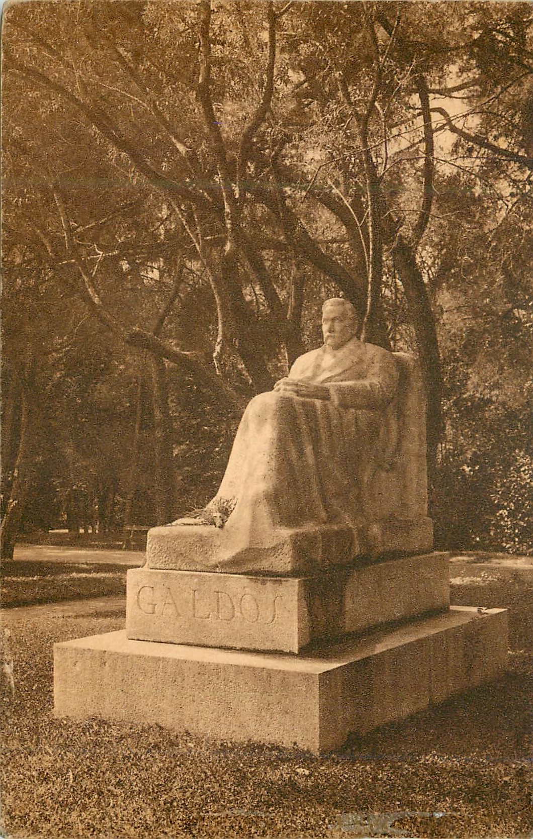 CPA Madrid Monumento a Perez Galdos en el Parque del Retiro 