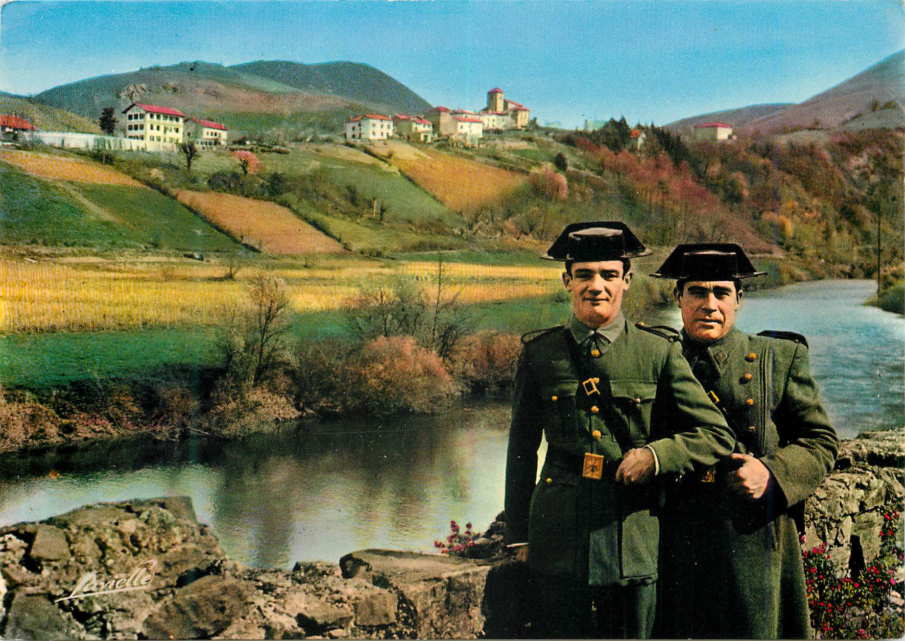 Pays Basque — Les Douaniers Espagnols en faction sur la Bidassoa — Éditions Lavielle