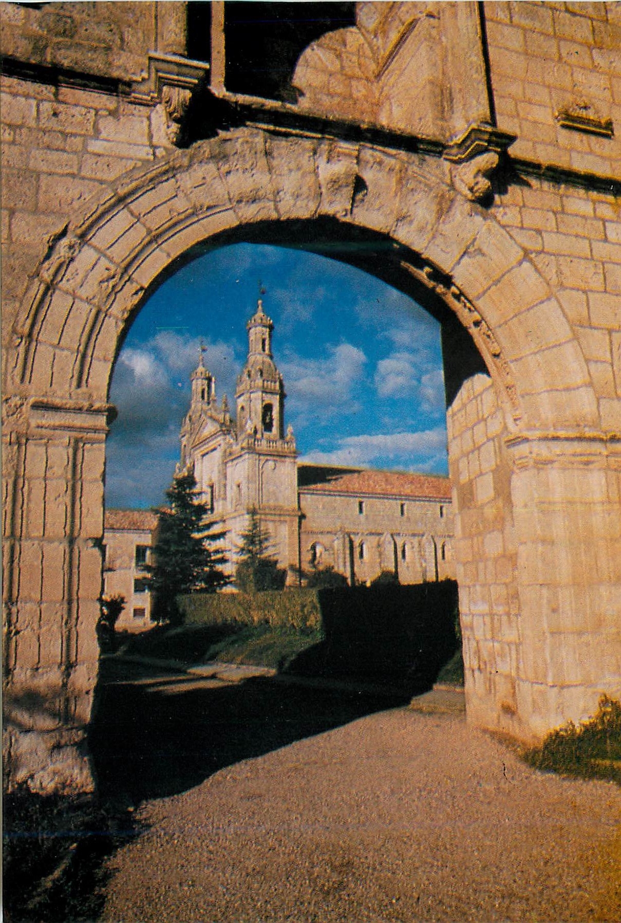 CPM Arco de entrada y fachada de la iglesia Monasteriora de La Santa Espina 