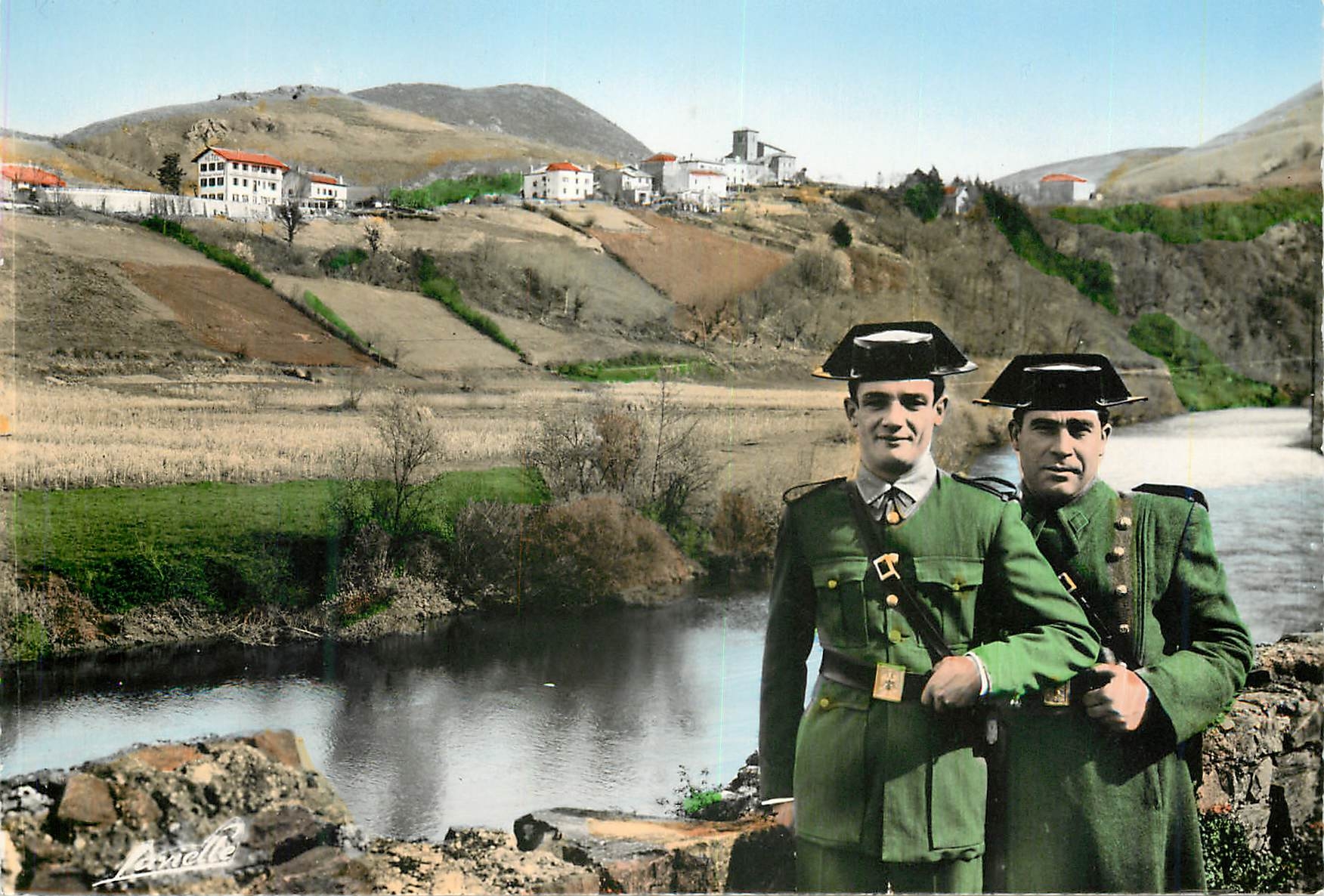 Les Carabiniers Espagnols en faction sur la Bidassoa — Village de Biriatou en France — Lavielle