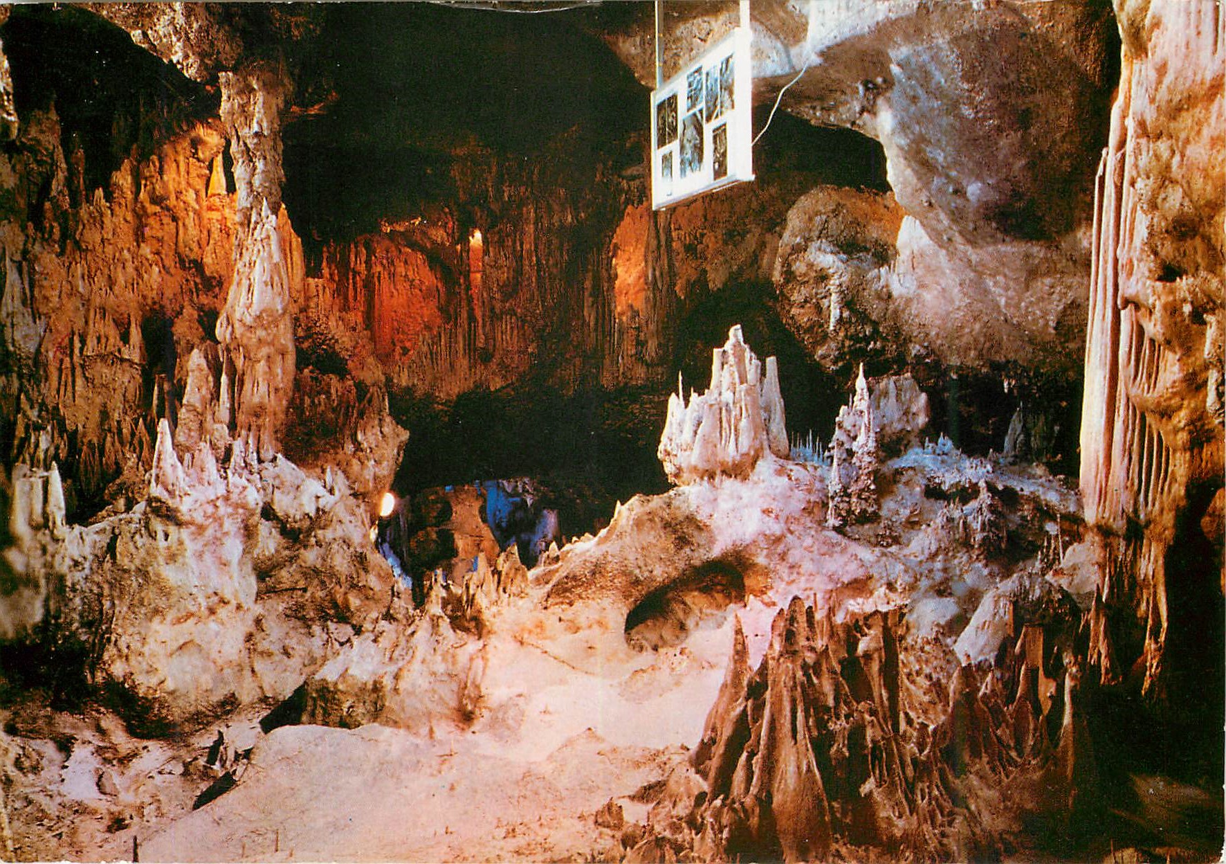 CPM Cueva de Nerja Malaga Salle premiere La Creche 