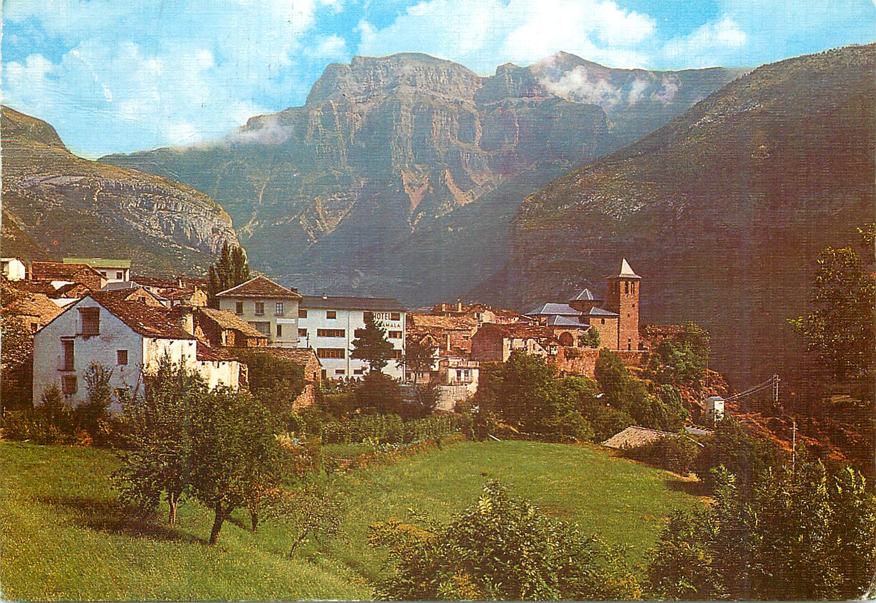CPM Torla Pirineo Aragones Vista general y Mandarruego al fondo 