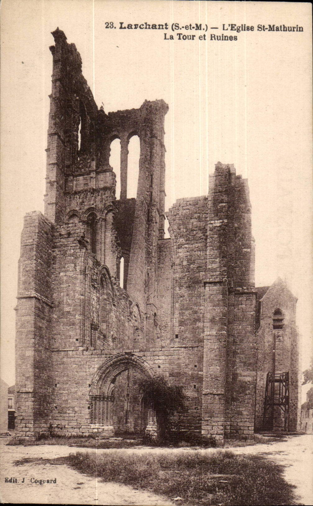 Larchant CPA L'eglise St Mathurin La tour et Ruines