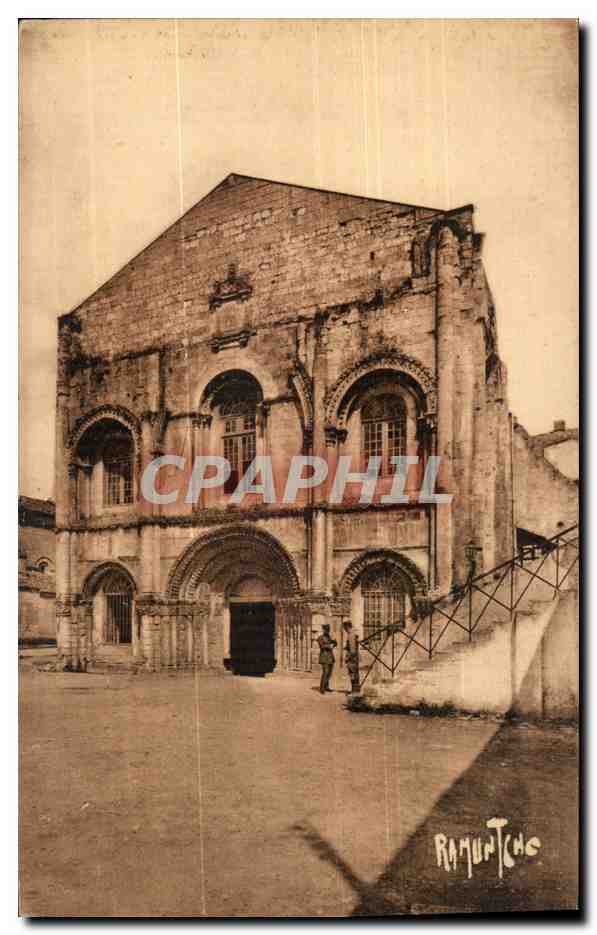 Saintes CPA La basilique de l'eglies de l'abbaye des DAmes de Notre Dame Type classique du style roman saintogeais