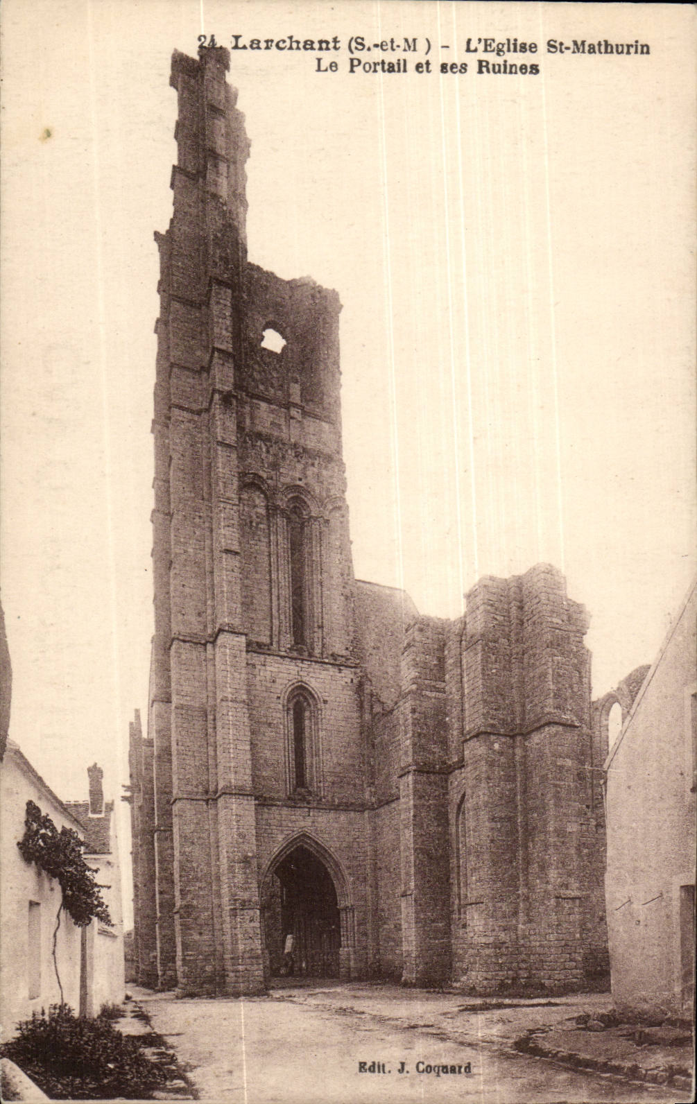 Larchant CPA L'eglise St Mathurin Le portail et ses ruines