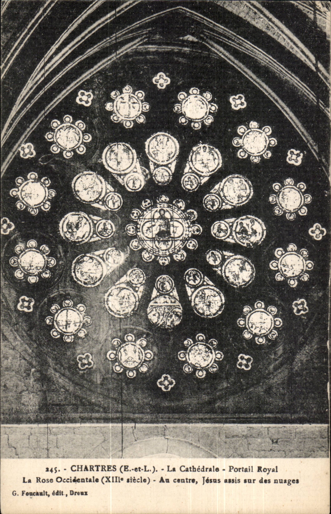 Chartres CPA La cathedrale Portail Nord La rose occidentale au centre Jesus asis sur des nuages 