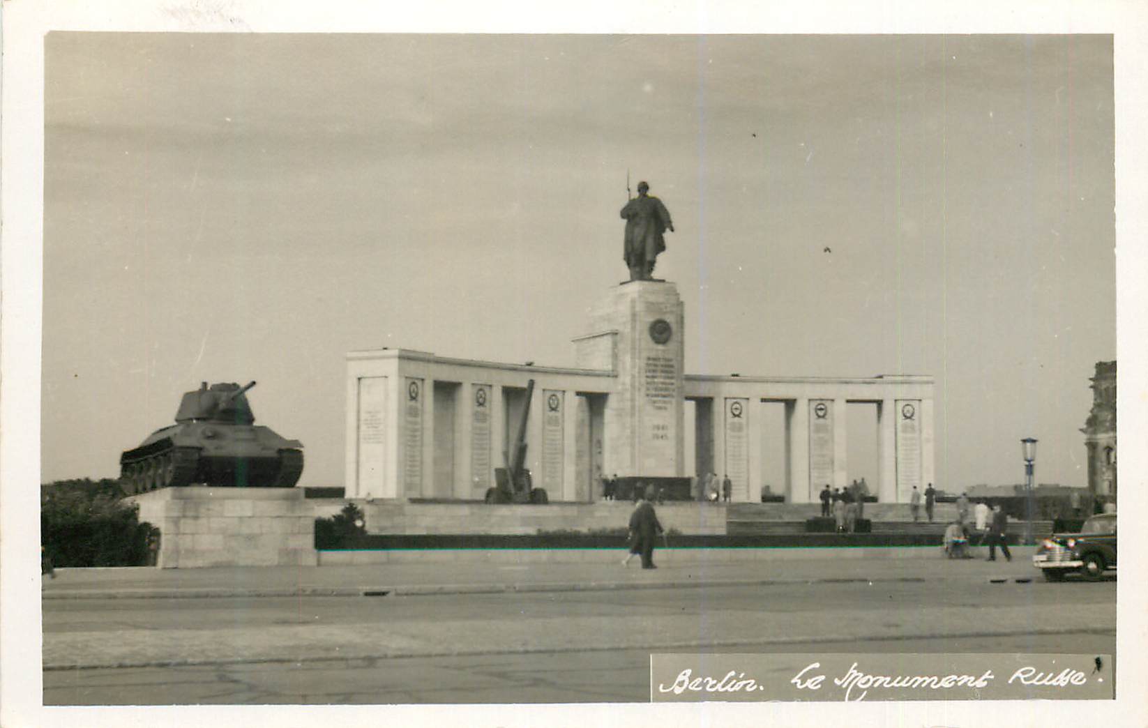 CPM Berlin Le Monument Russe Tank Char d'assaut Militaria