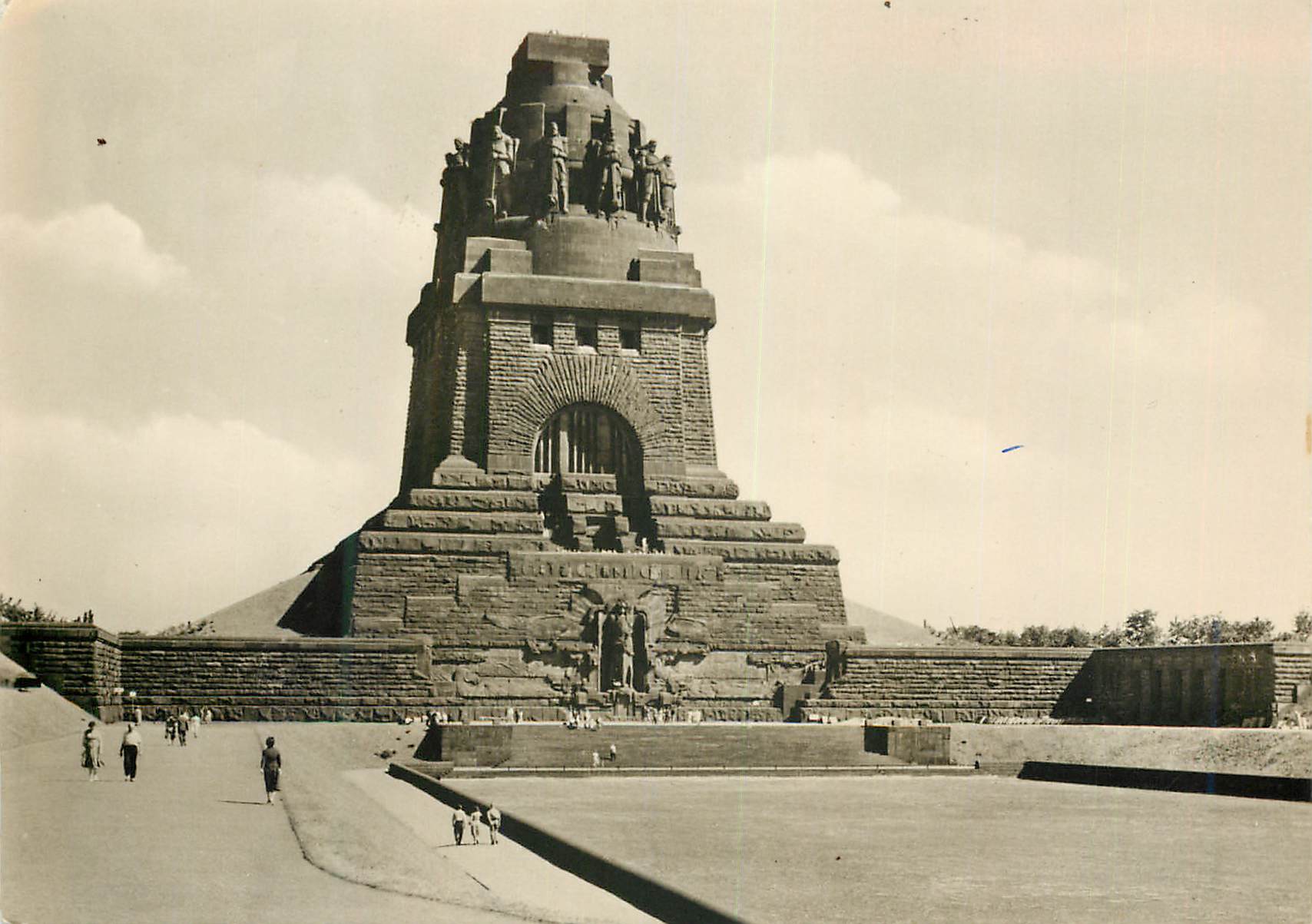 CPM La ville foraine de Leipzig Monument de la Bataille des Nations 