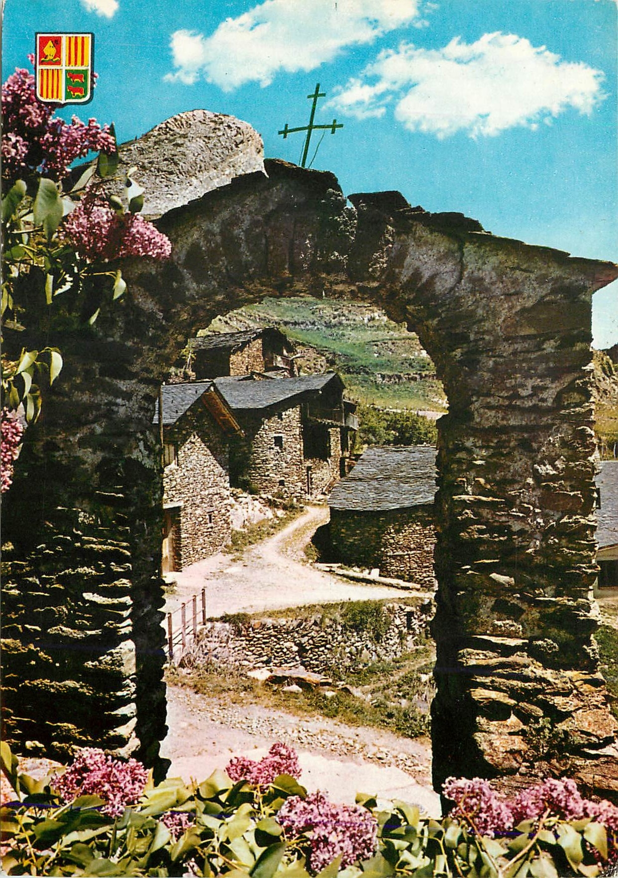 CPM Valls d Andorra Canillo Vue partielle Arc d entree a L Eglise 
