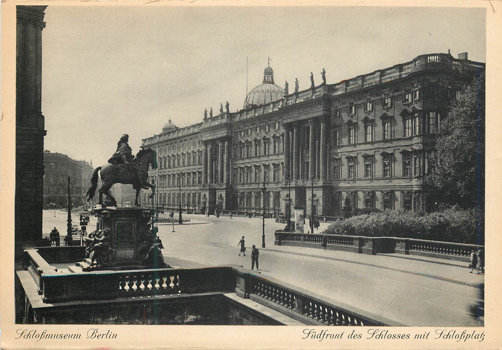 CPA Schlossmuseum Berlin Sudfront des Schlosses mit Schlossplatz 