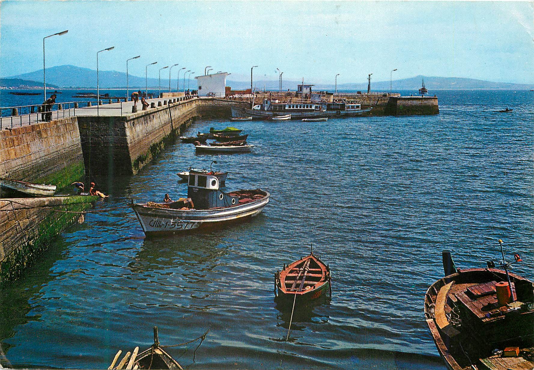 CPM La Puebla del Caraminal la Coruna Puerto Bateaux