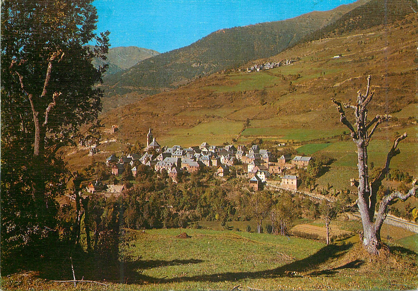 CPM Vall d Aran Pirineo Catalan Villac ai fondo Mont 