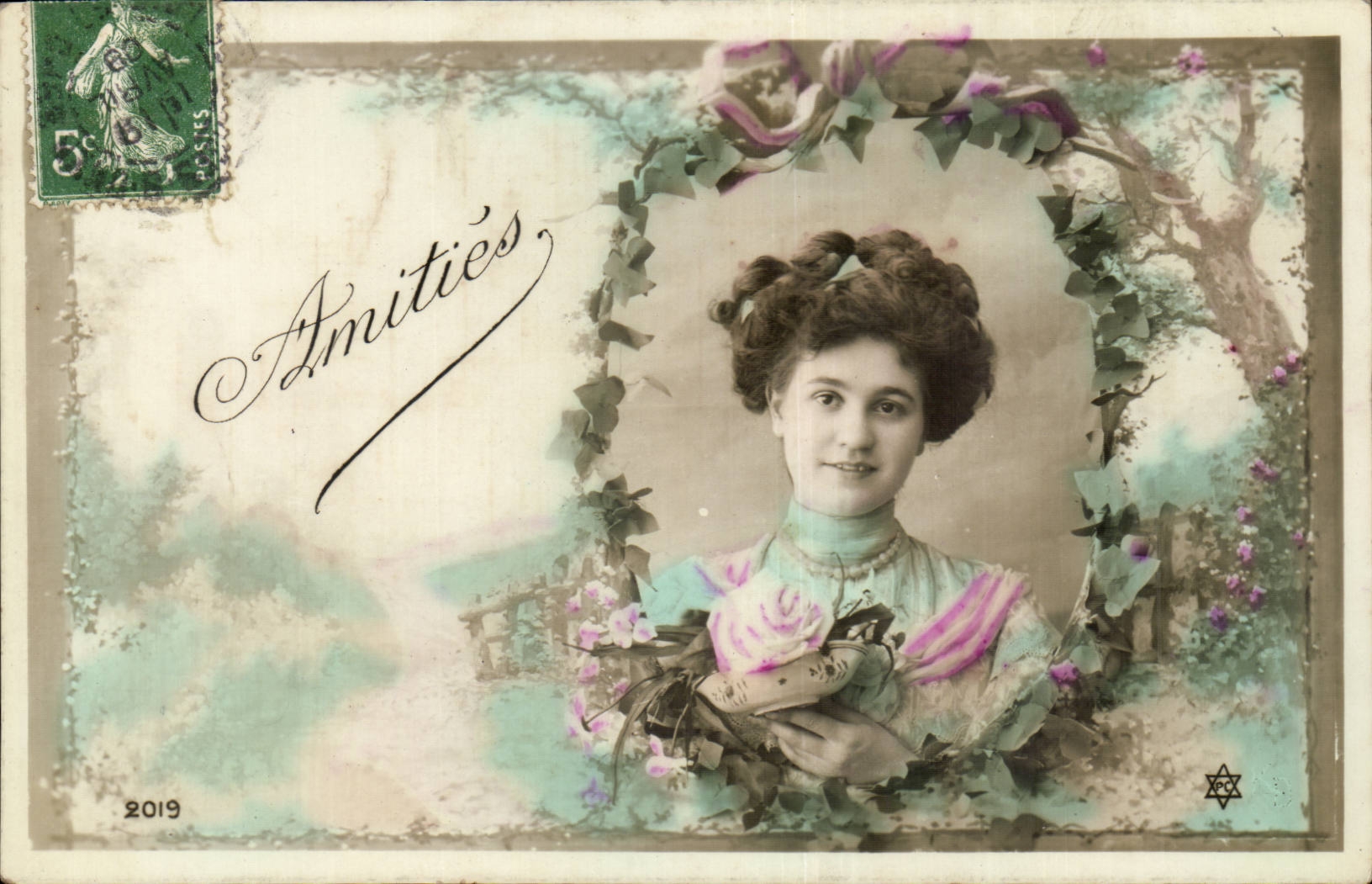 Jeune femme avec bouquet — 'Amitiés' — éditeur inconnu, n° de série non visible