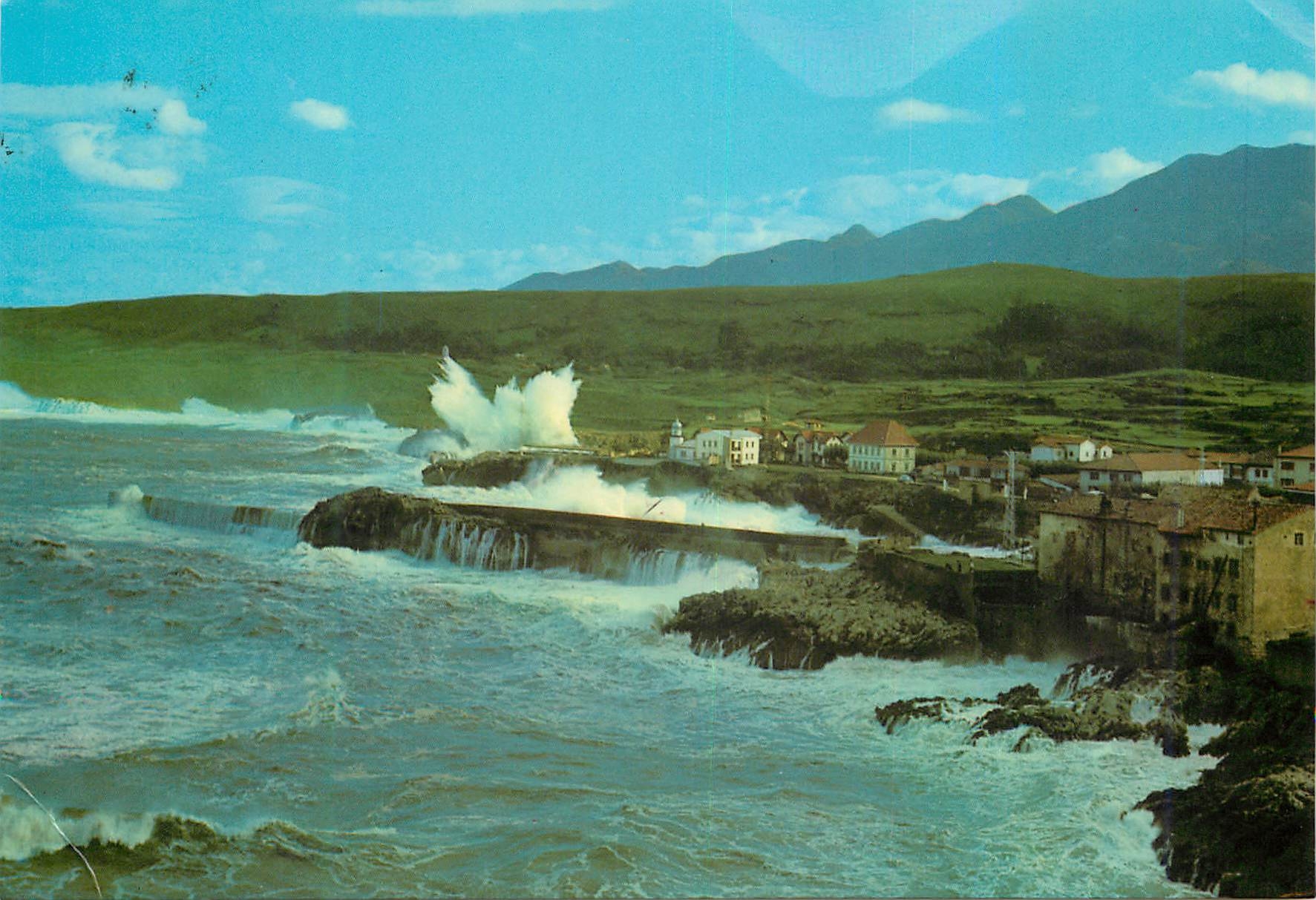 CPM Llanes (Asturias) Entrada al Puerto temporal en la costa