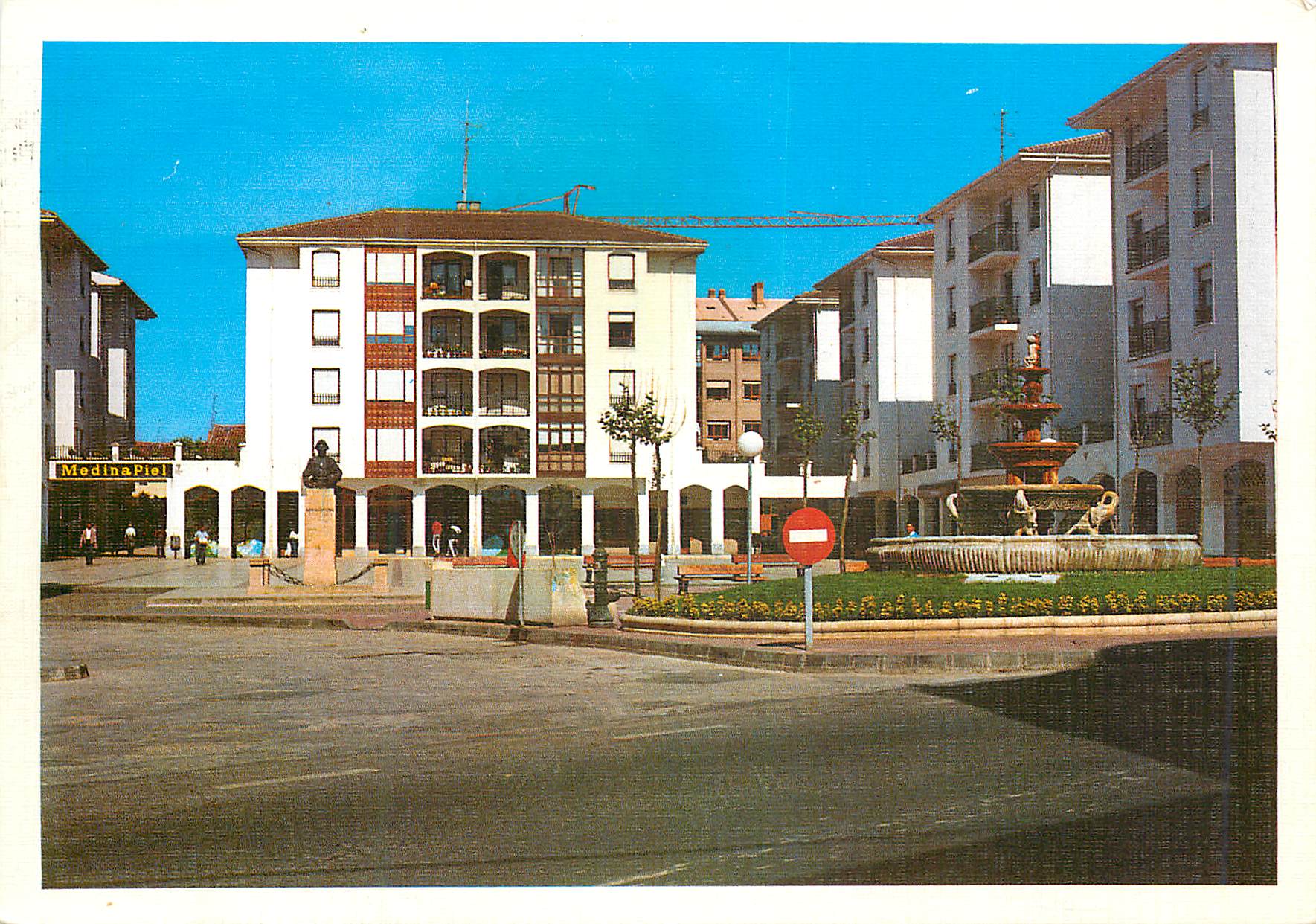 CPM Medina de poma (burgos) Vista partia de la plaza beun conde de Aro (Plaza Somovilla)