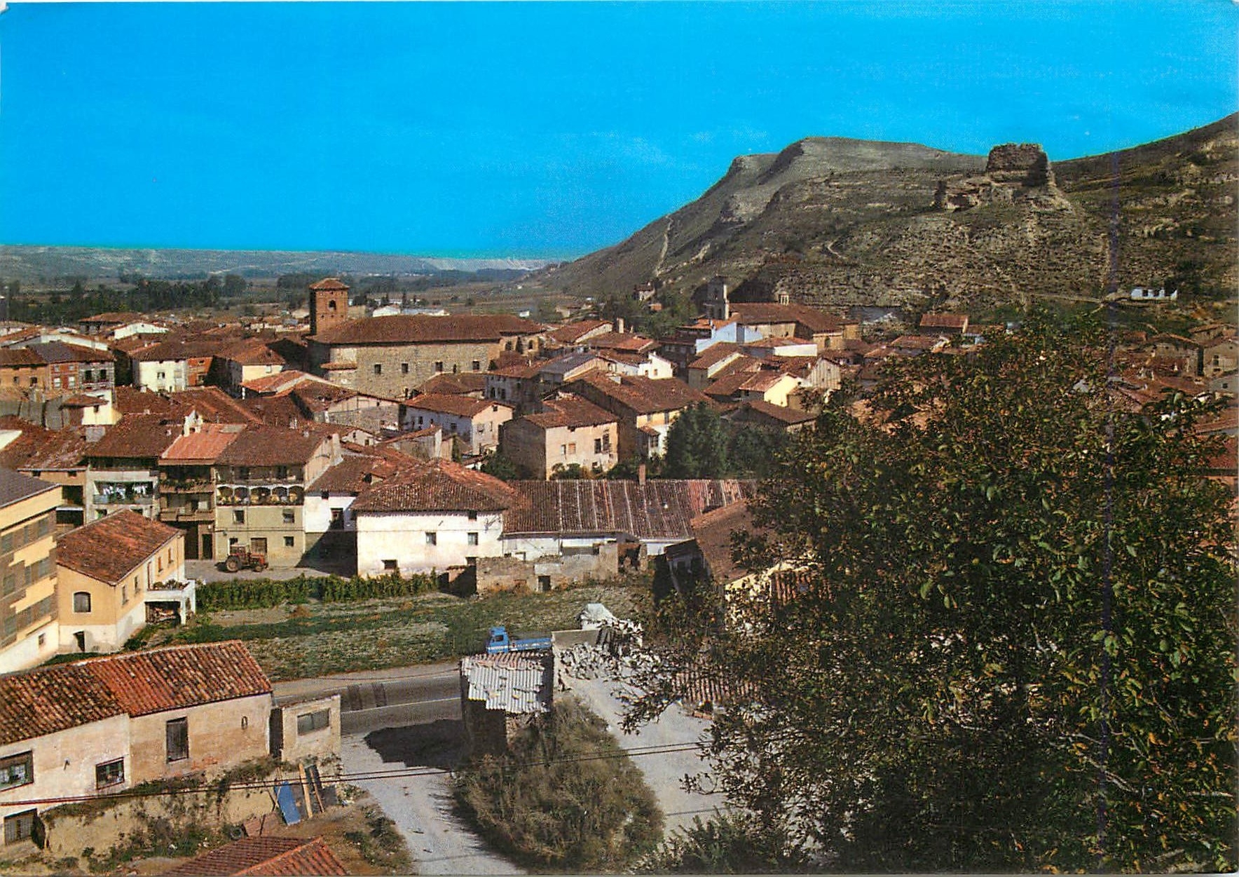 CPM Belorado (Burgos) vista dl puebio al fondo el castillo