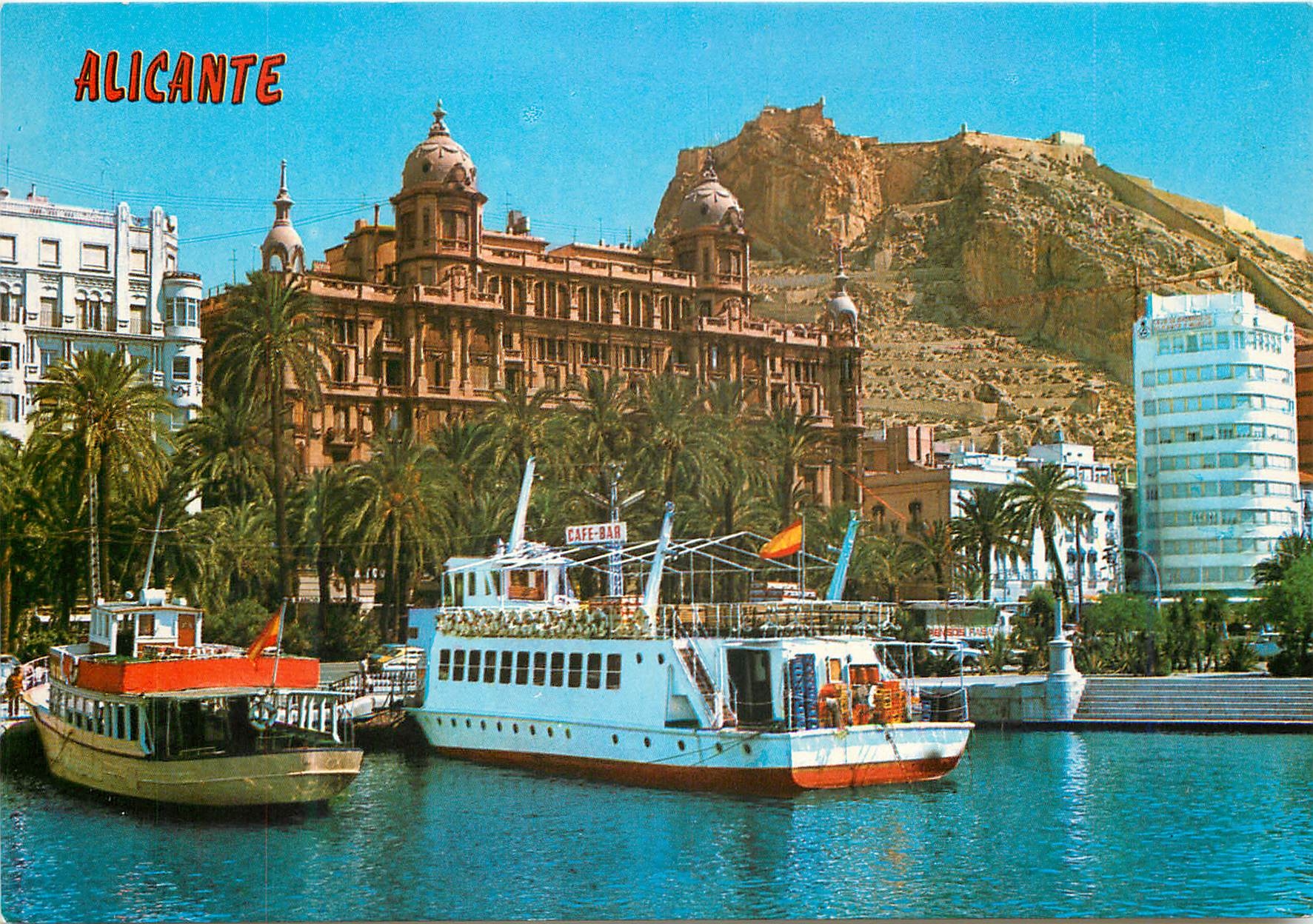 CPM Alicante  detail du port au fond le château Bateau