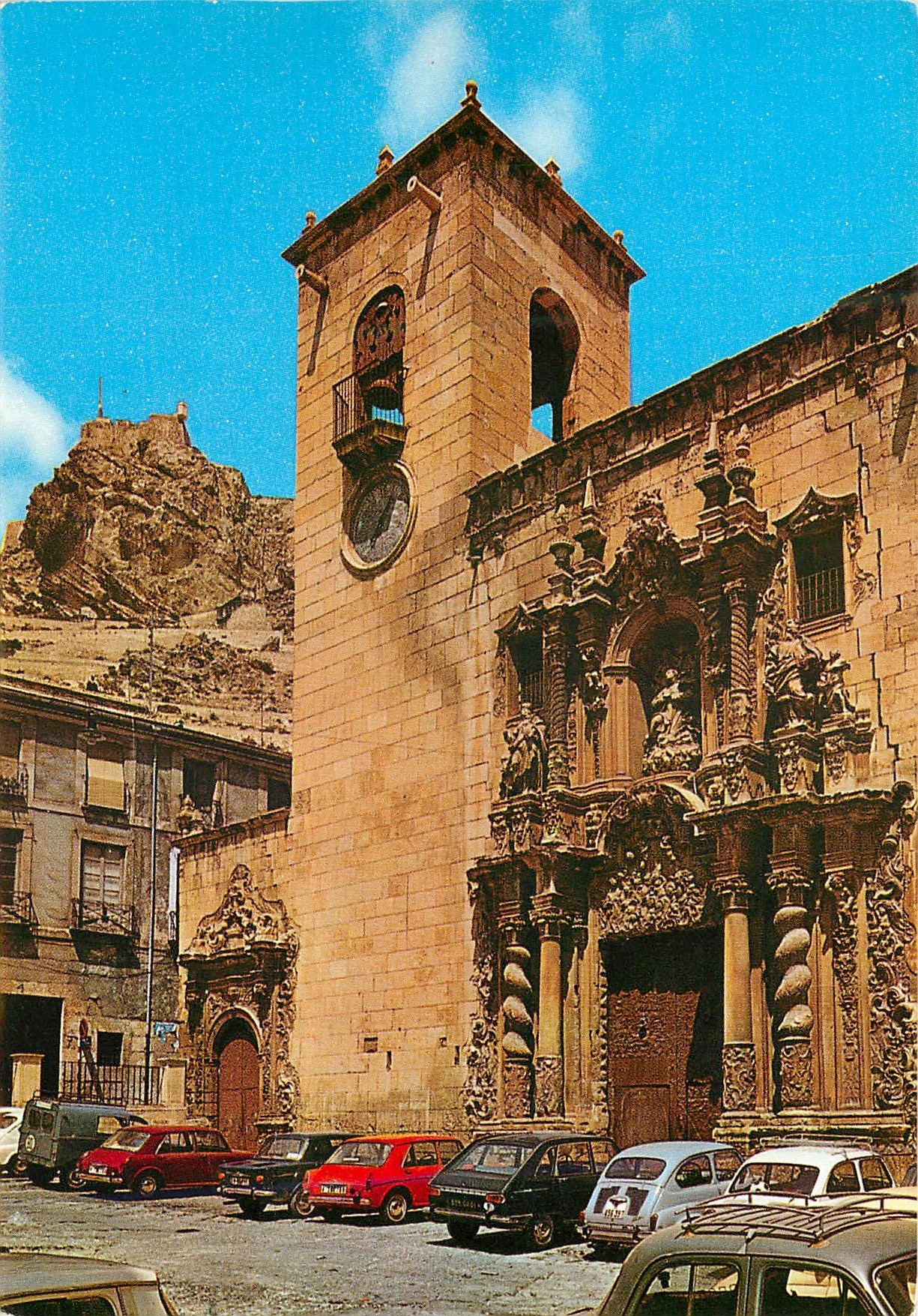 CPM Alicante  eglise de sainte mari au fond chateau de sainte barbe