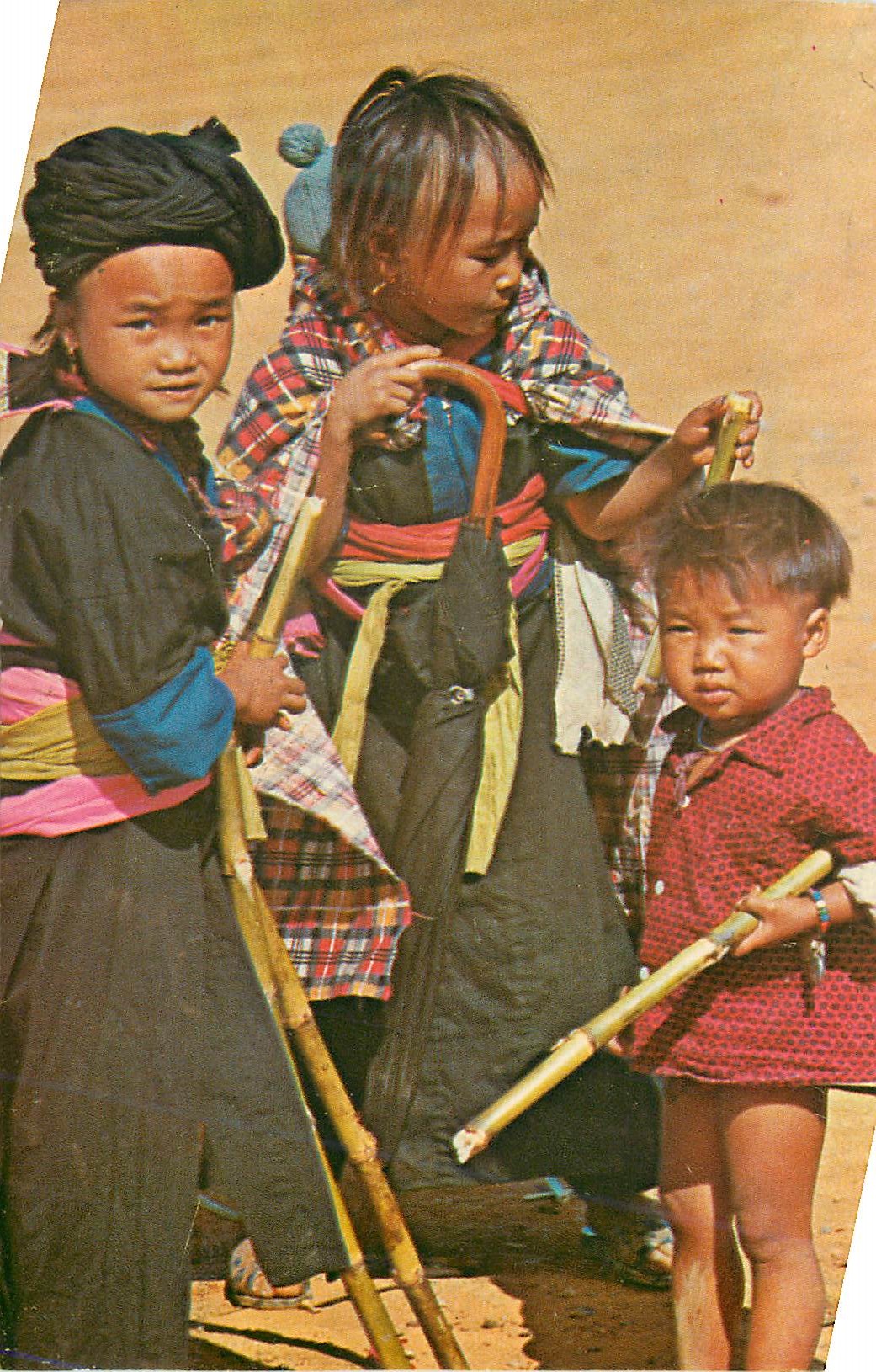 CPM enfants meo dans le village de sam thong au nord du laos