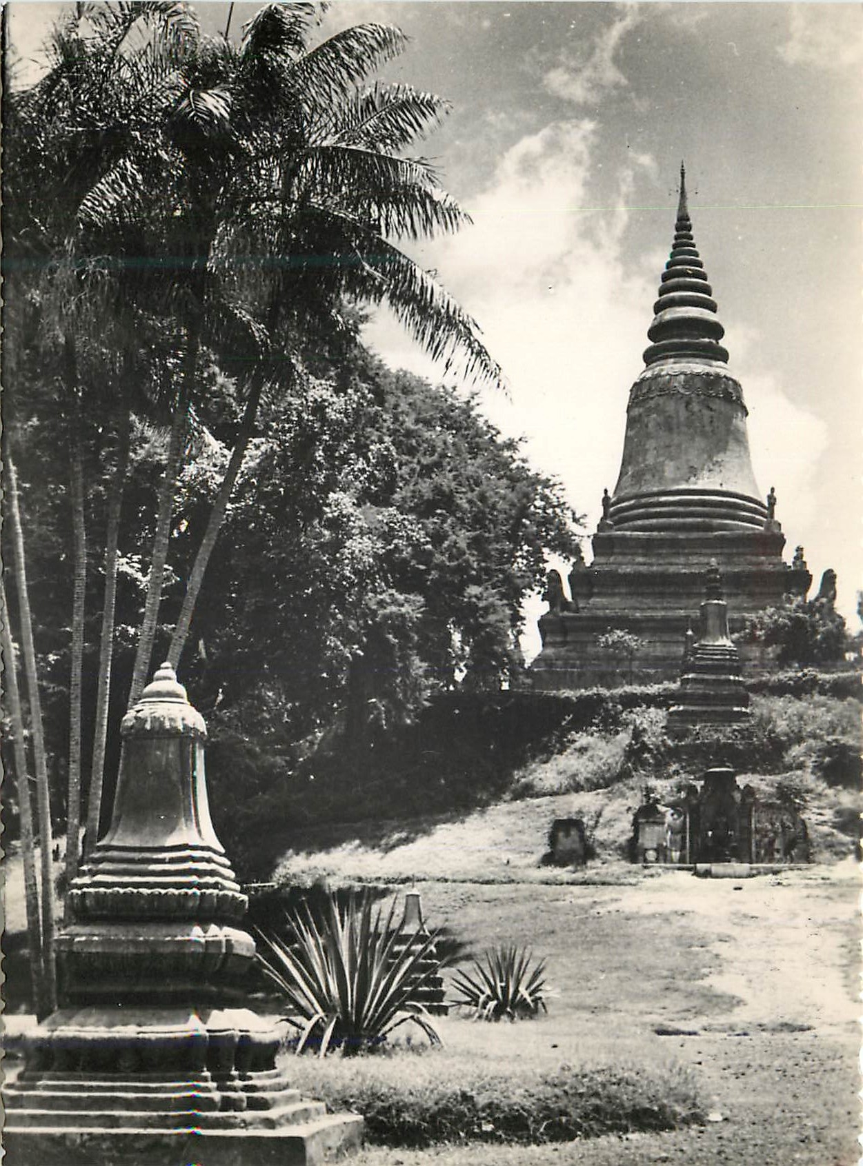 CPM Laos a vientiane le phnom monument funeraire